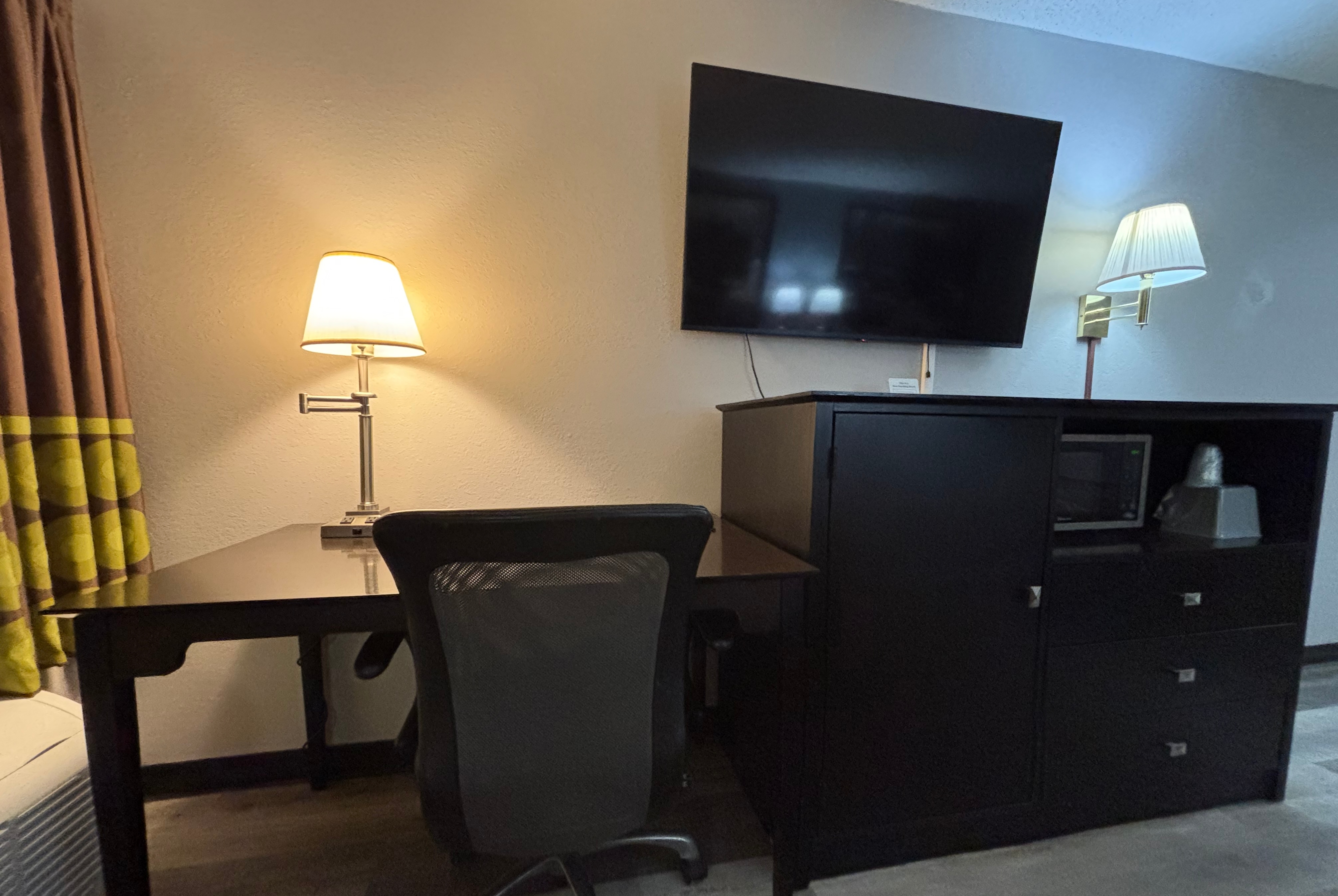 Guest room at the Super 8 by Wyndham Chenoa in chenoa, Illinois