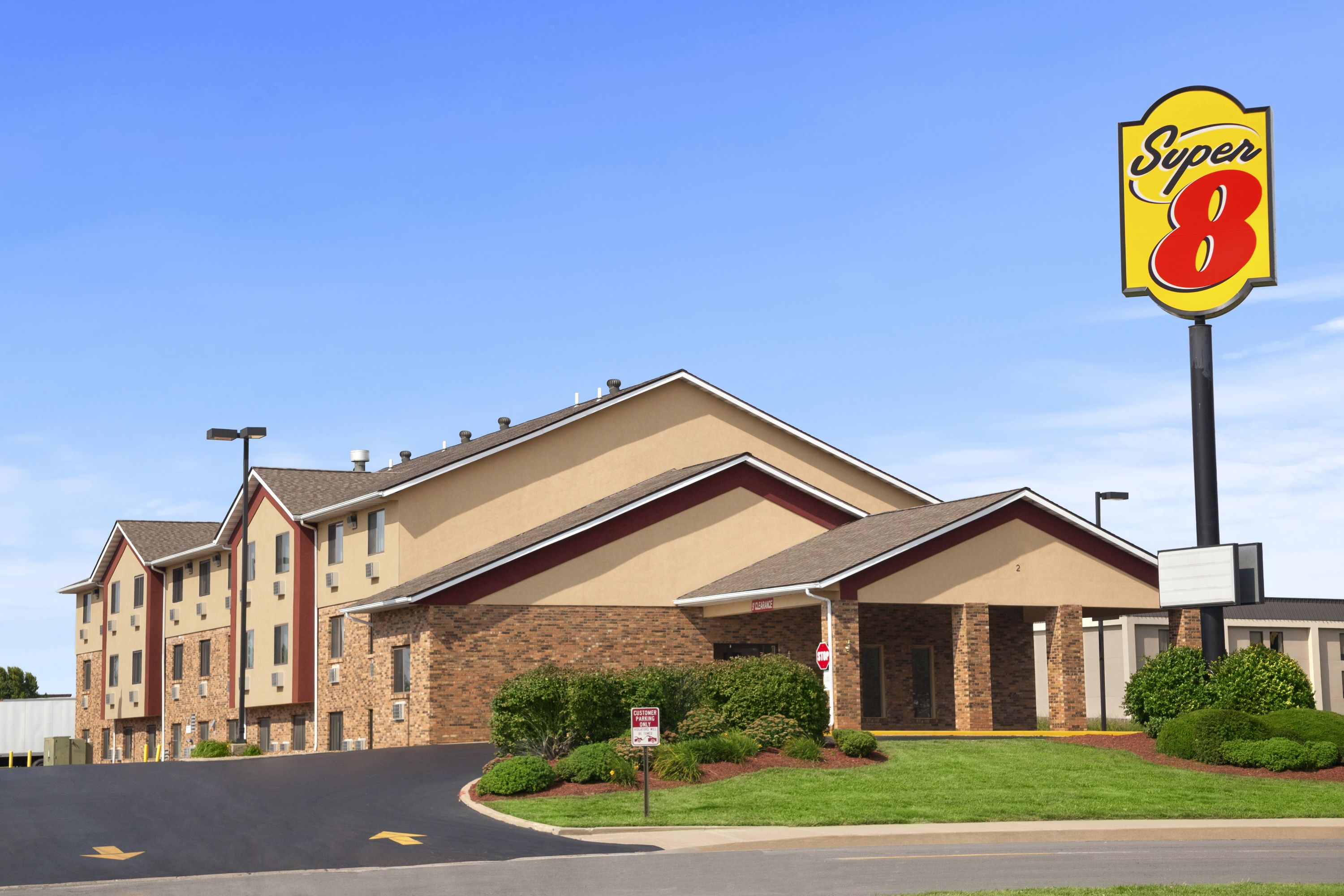 Exterior of Super 8 by Wyndham Collinsville St. Louis hotel in Collinsville, Illinois