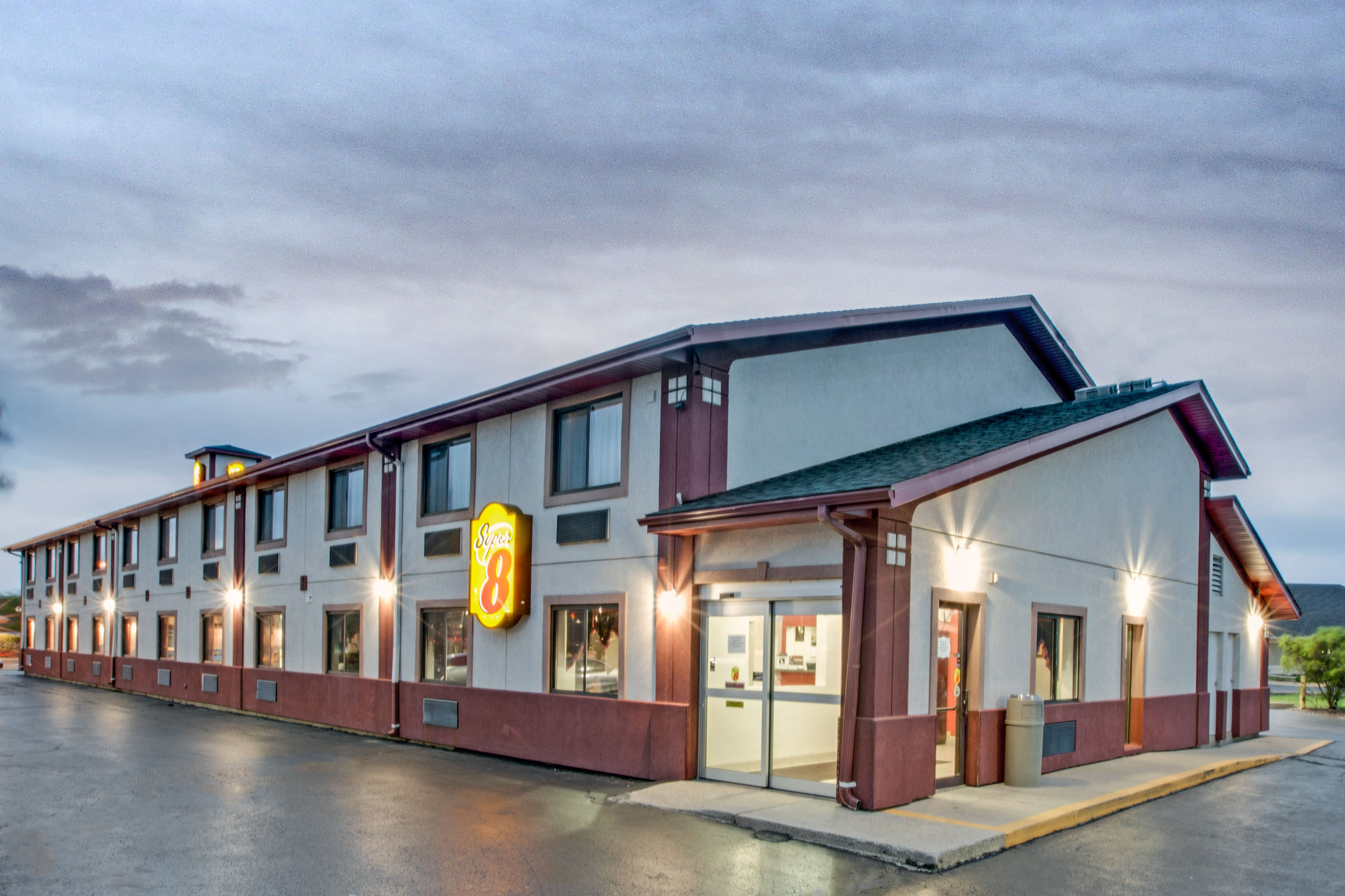 Exterior of Super 8 by Wyndham Crystal Lake hotel in Crystal Lake, Illinois