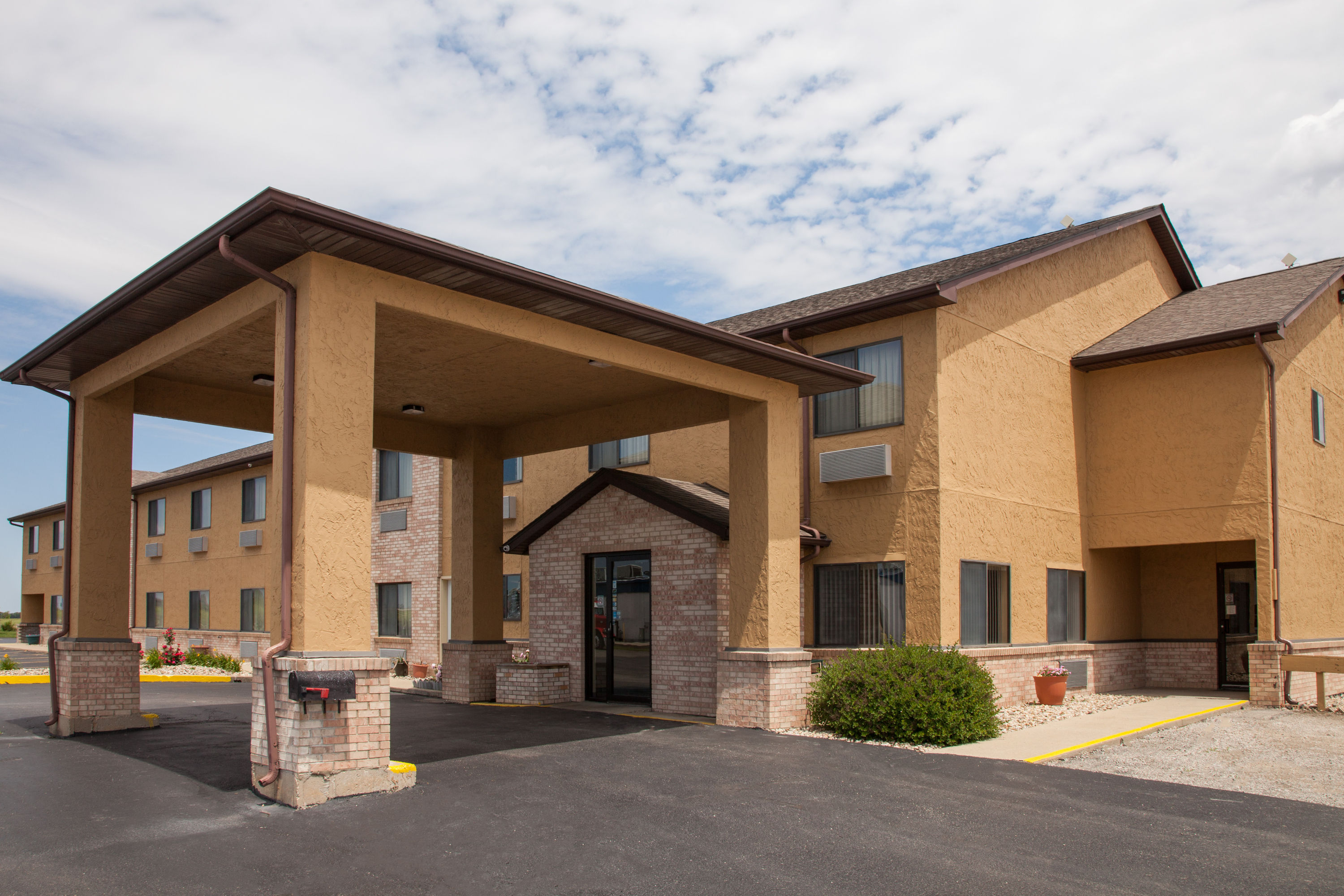 Exterior Day Image of Super 8 by Wyndham Dwight hotel in Dwight, Illinois