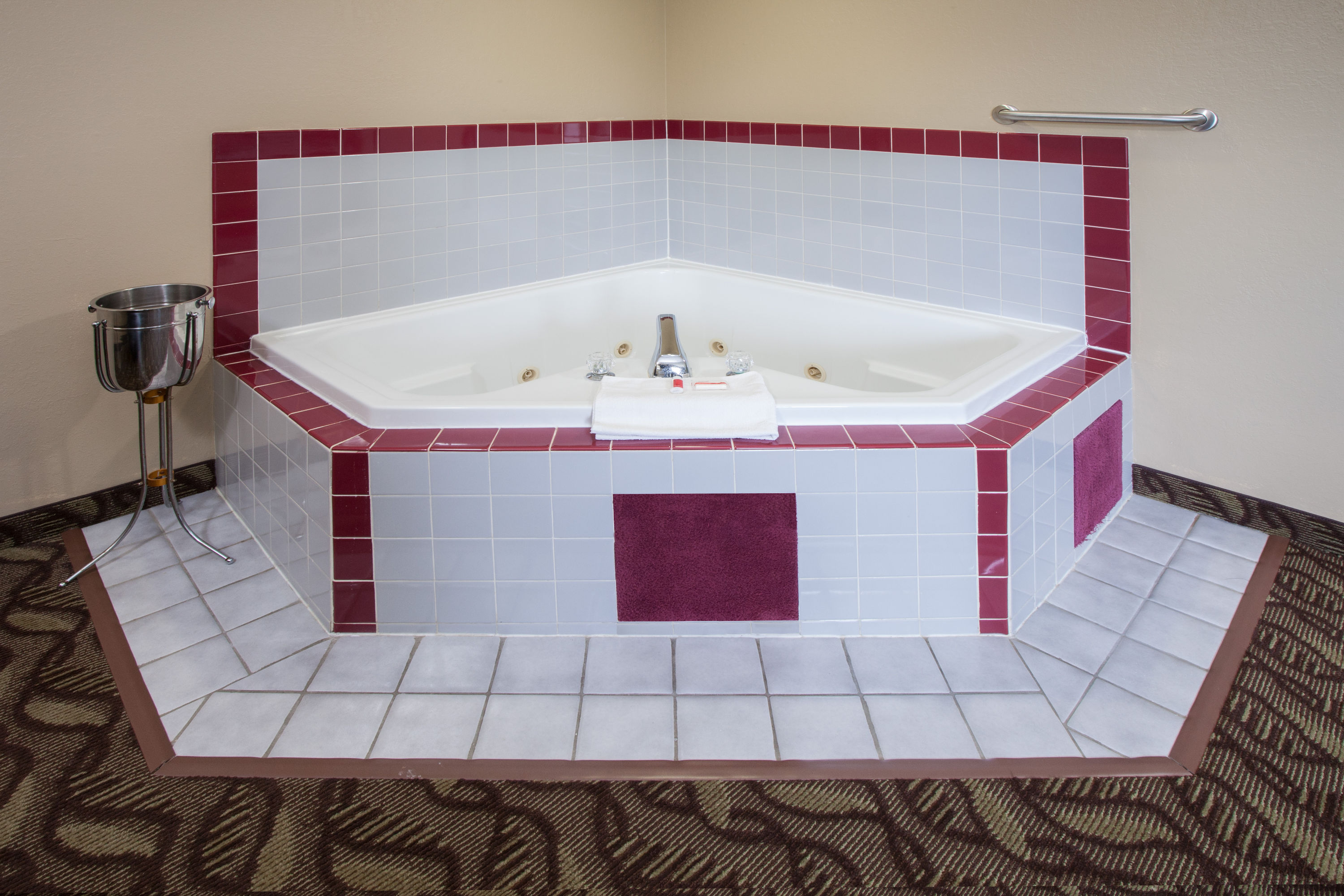 Super 8 by Wyndham Dwight hot tub suite in Dwight, Illinois