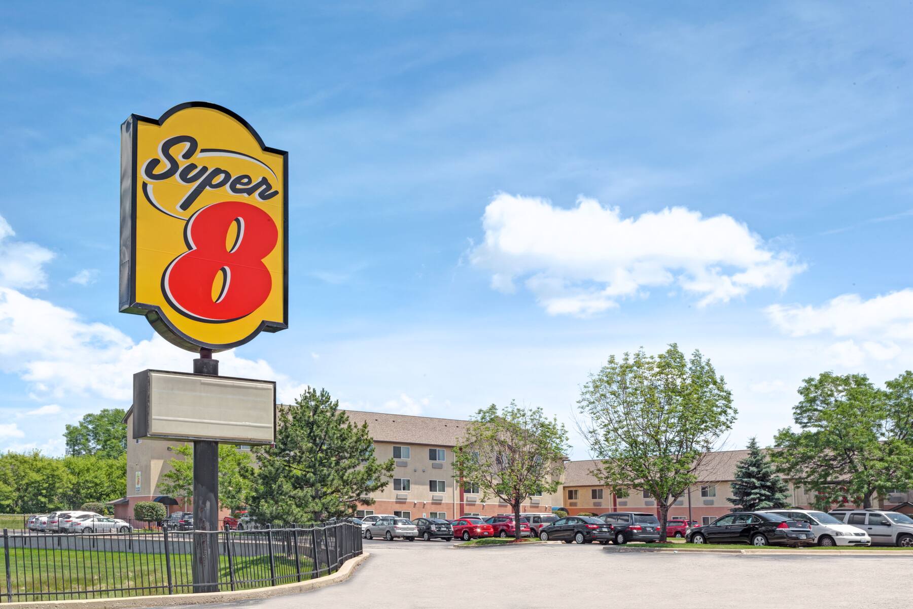 Exterior of Super 8 Chicago O'Hare Airport hotel in Elk Grove Village, Illinois Exterior of Super 8 Chicago O'Hare Airport hotel in Elk Grove Village, Illinois