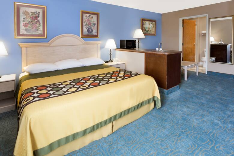 Super 8 Freeport suite in Freeport, Illinois