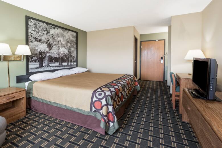 Super 8 Greenville Hotels Il 62246 Guest Room At The Super 8 Greenville In Illinois
