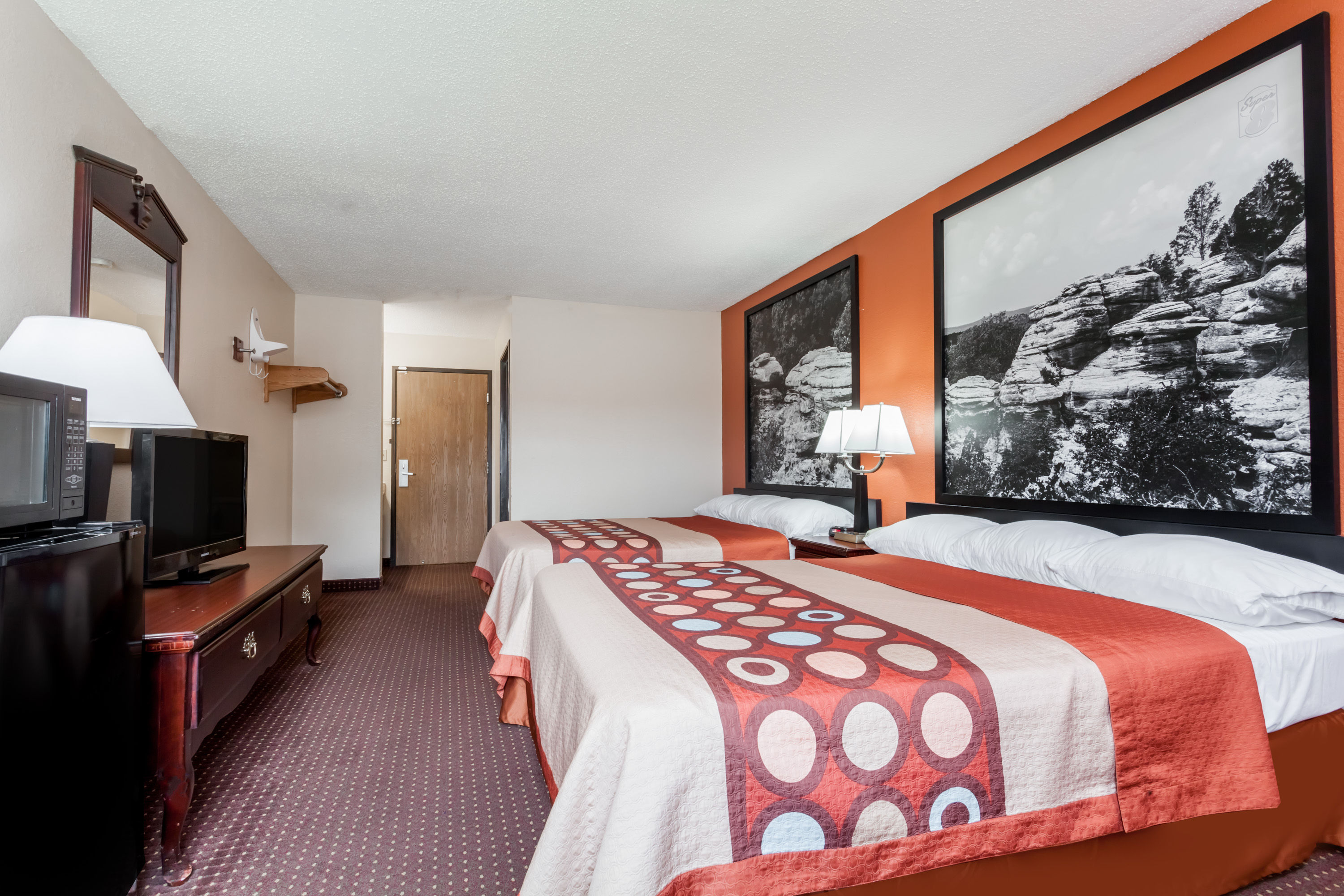 Guest room at the Super 8 by Wyndham Harrisburg in Harrisburg, Illinois