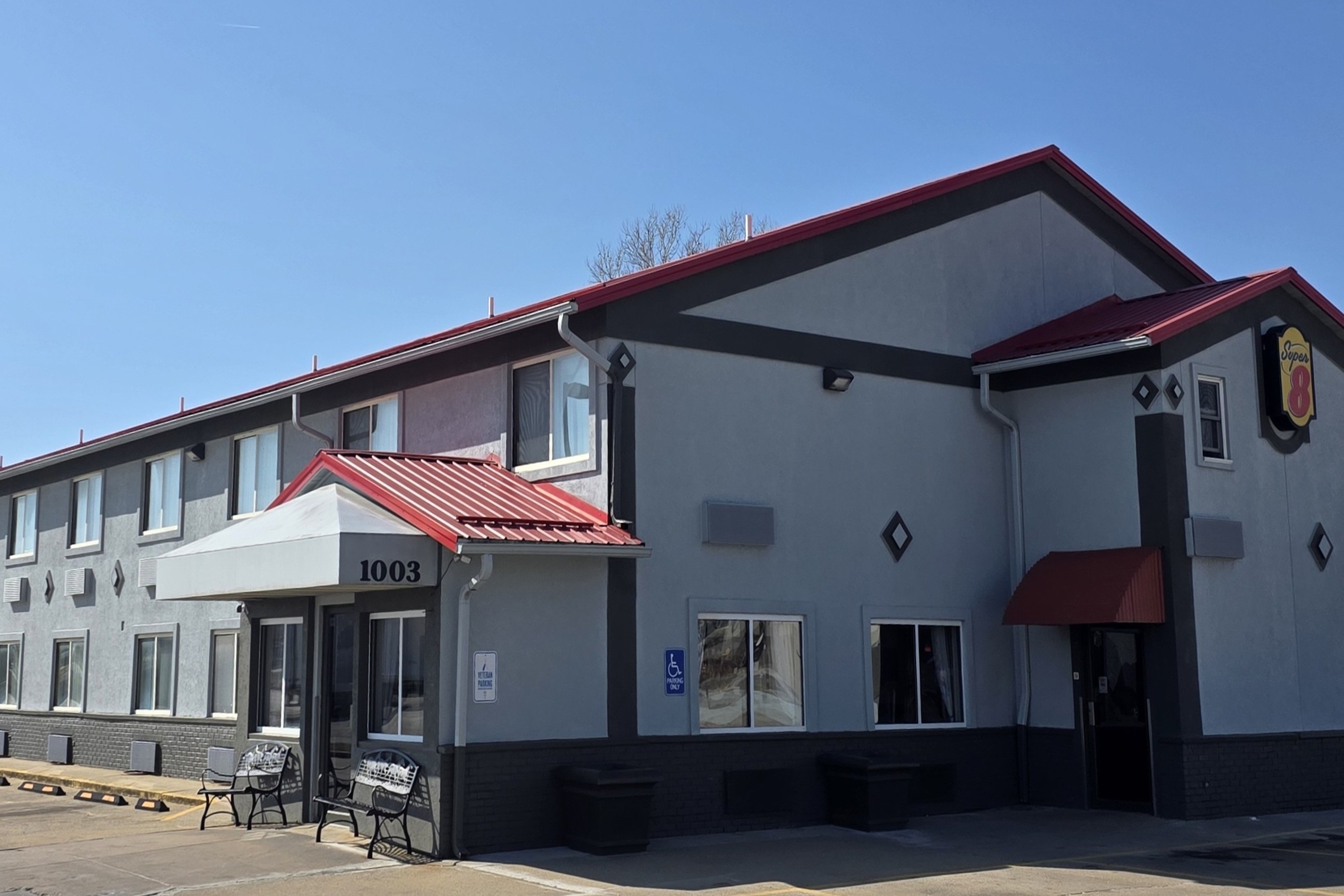 Exterior of Super 8 by Wyndham Jacksonville hotel in Jacksonville, Illinois