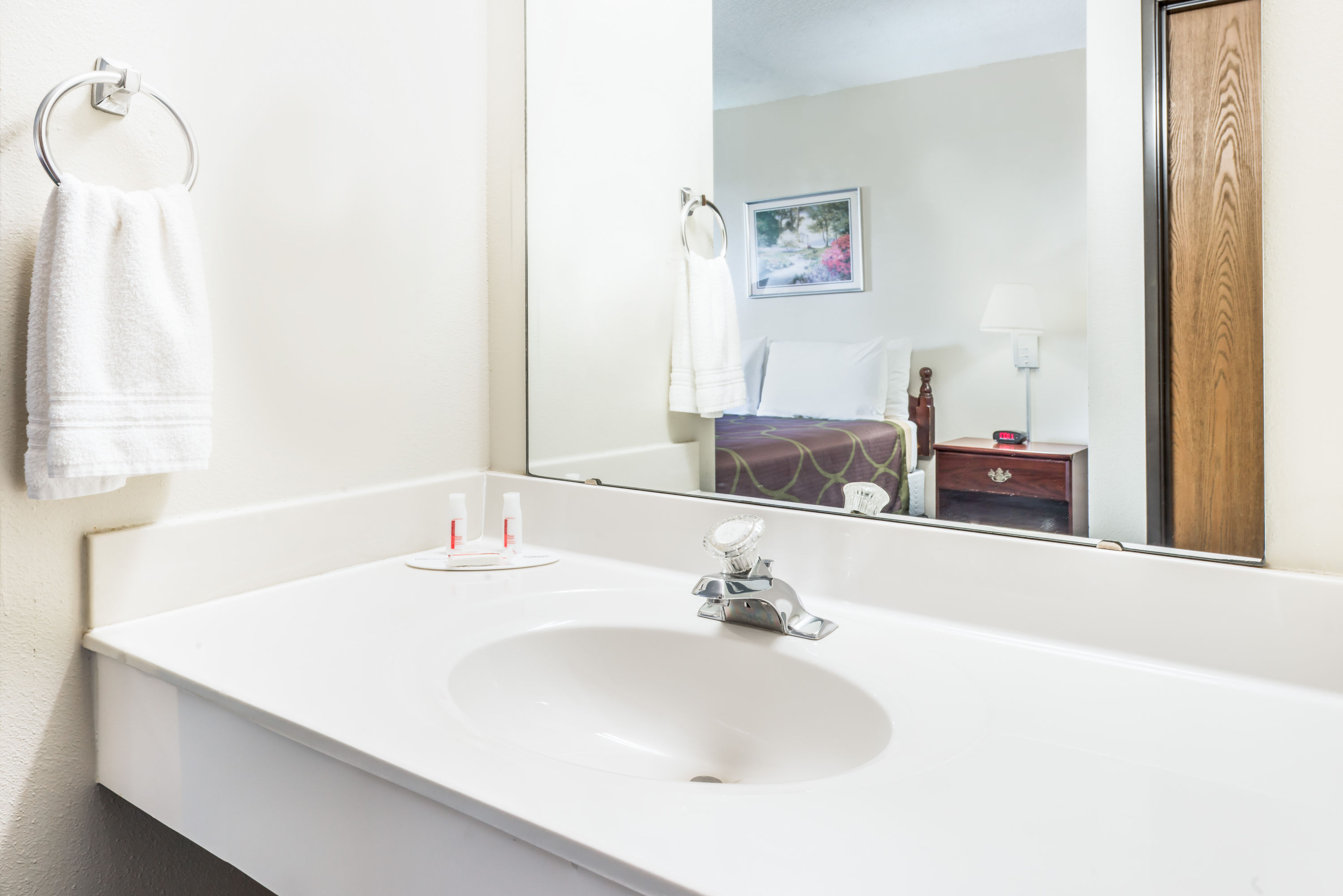 Guest room at the Super 8 by Wyndham Jerseyville in Jerseyville, Illinois