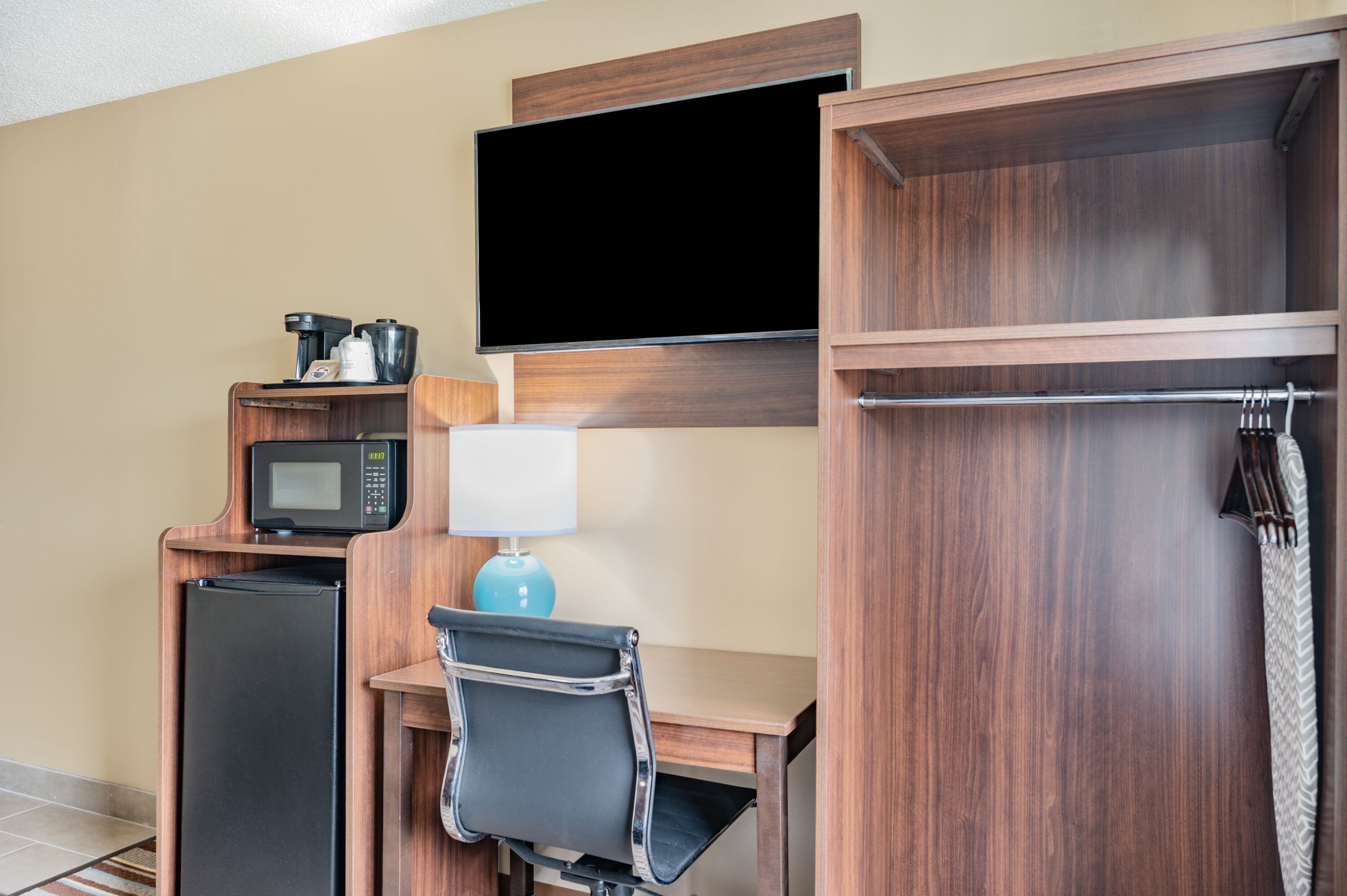 Queen bed guest room at the Super 8 by Wyndham Joliet in Joliet, Illinois