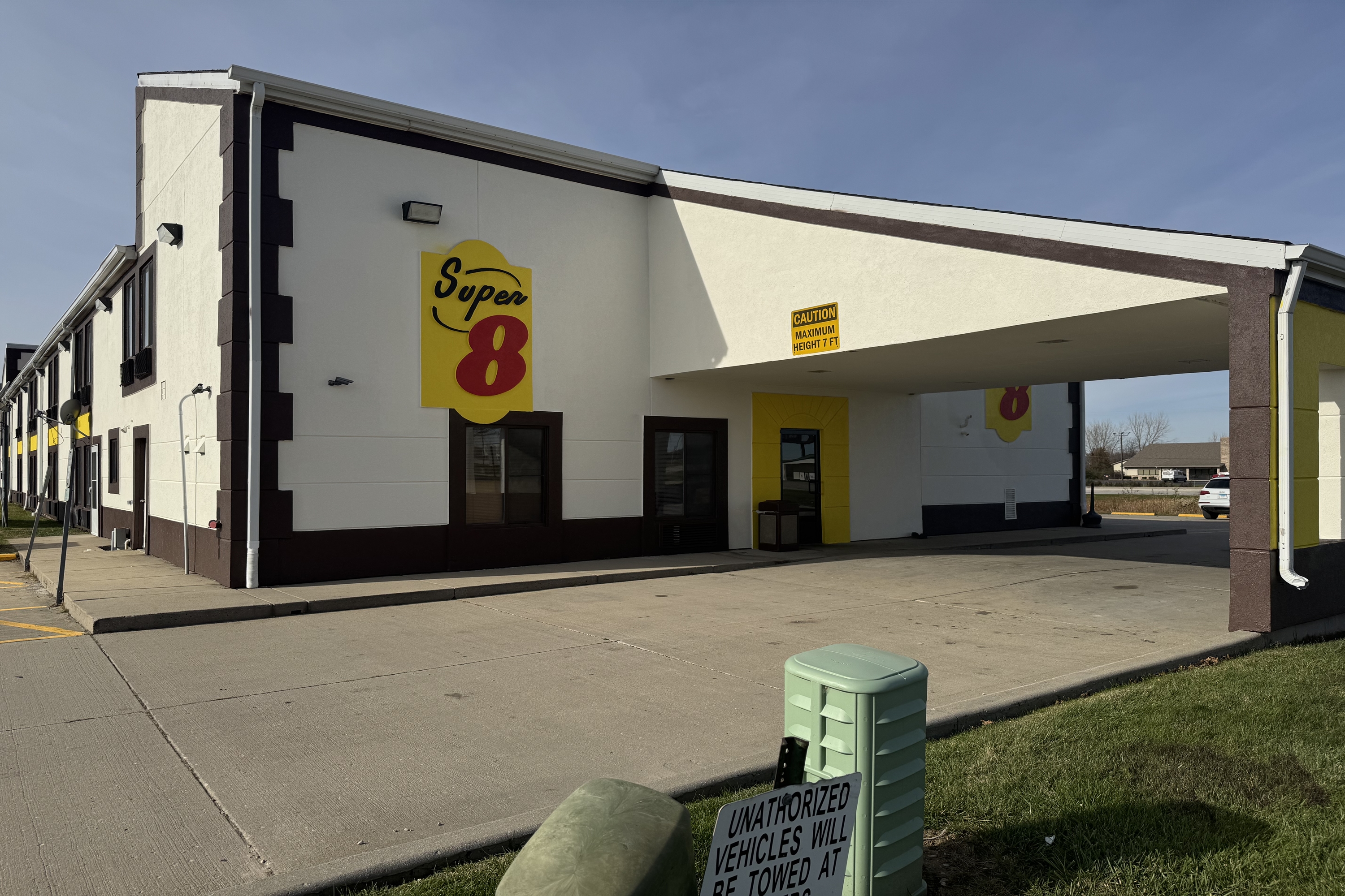 Exterior of Super 8 by Wyndham Lincoln hotel in Lincoln, Illinois