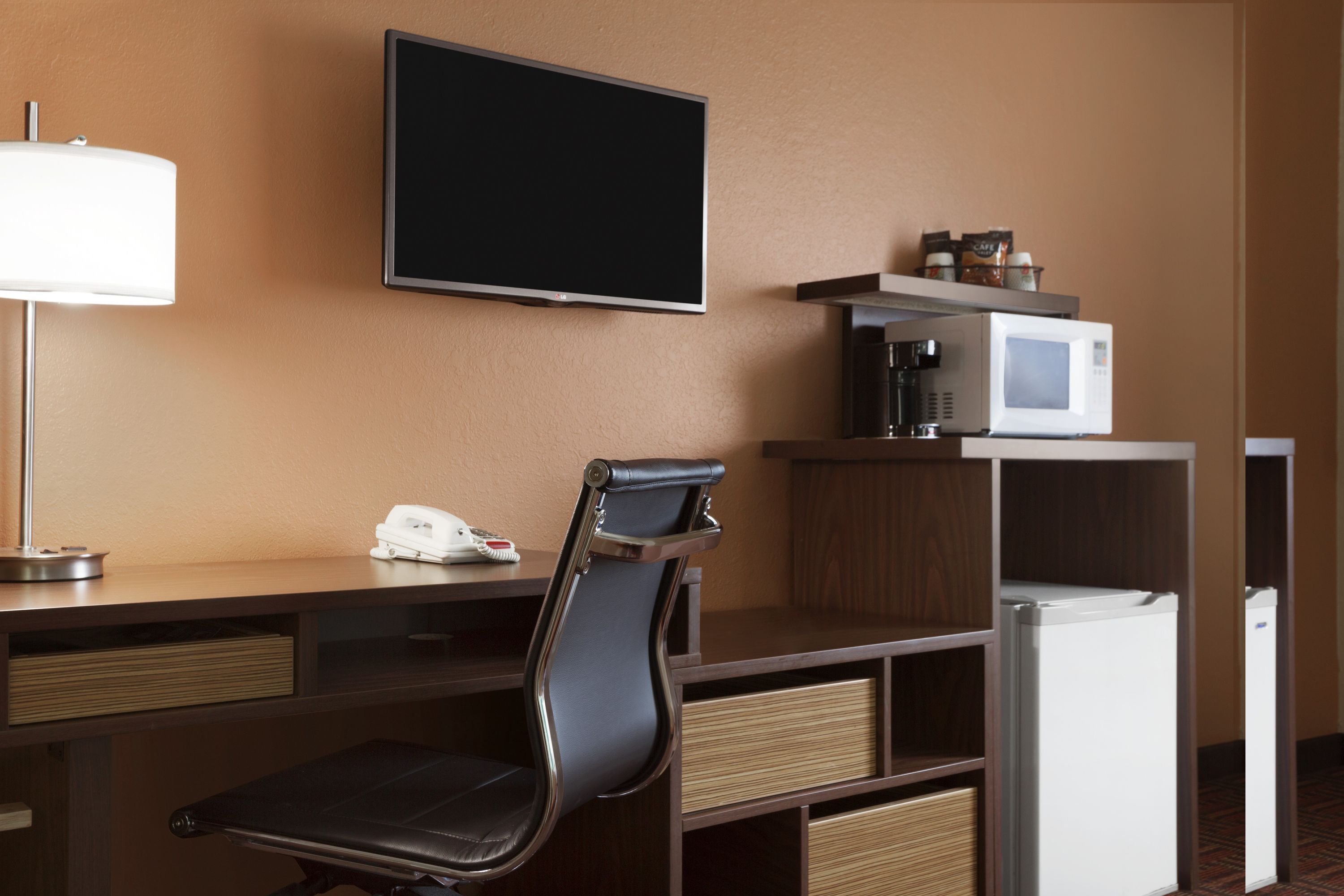 Guest room at the Super 8 by Wyndham Marion in Marion, Illinois