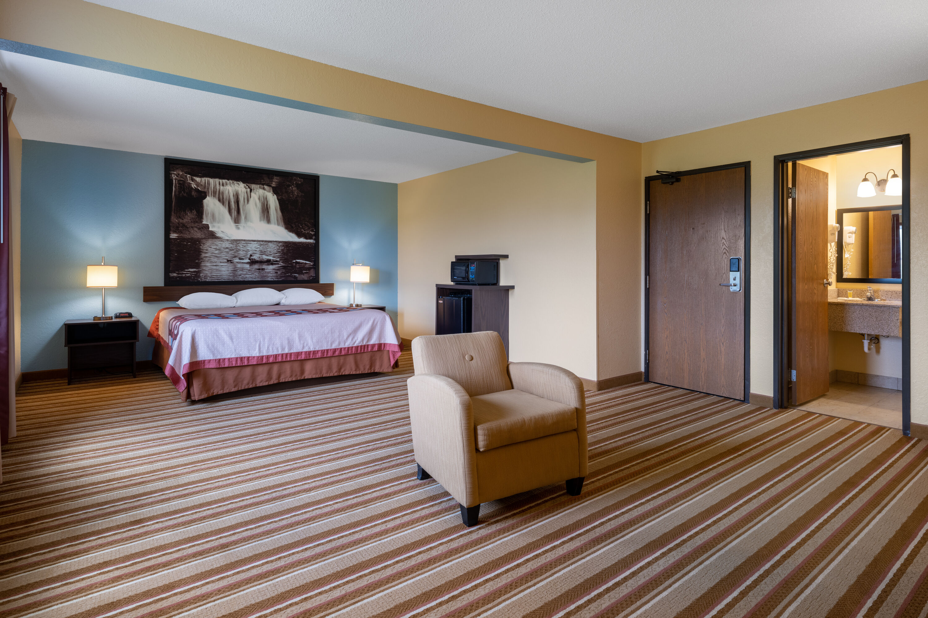 Super 8 by Wyndham Mattoon suite in Mattoon, Illinois