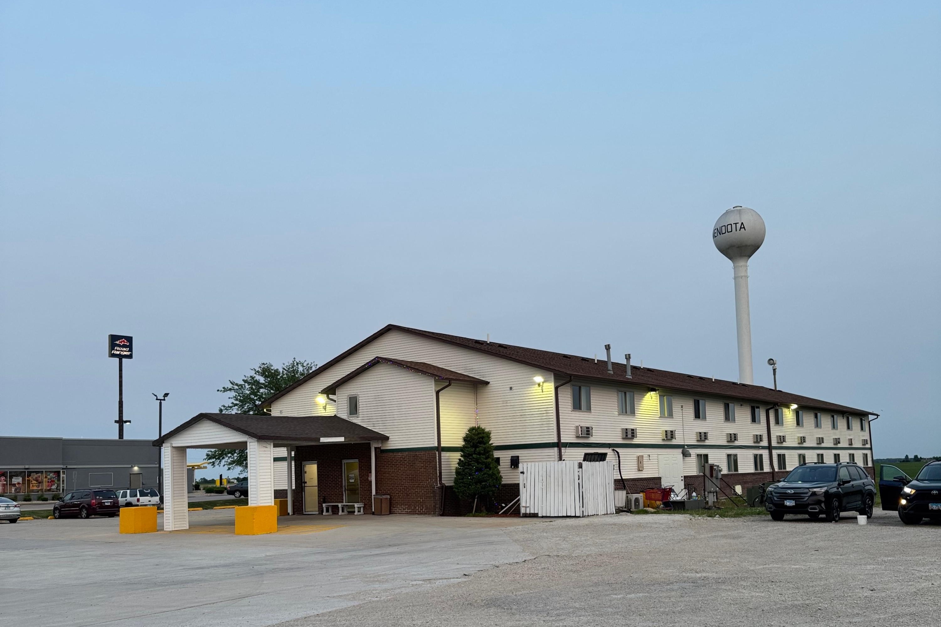 Exterior of Super 8 by Wyndham Mendota I-39 hotel in Mendota, Illinois