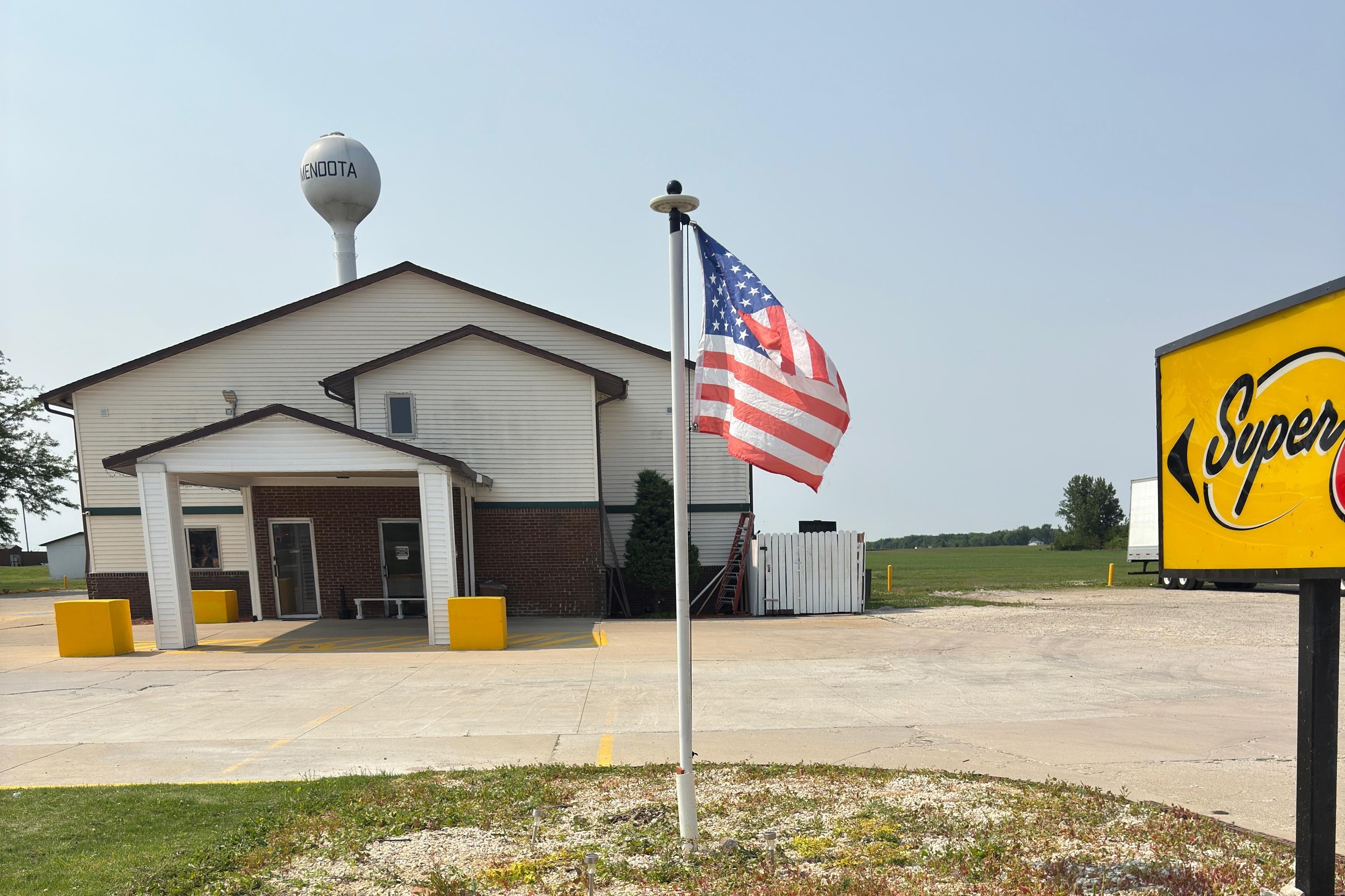 Exterior of Super 8 by Wyndham Mendota I-39 hotel in Mendota, Illinois