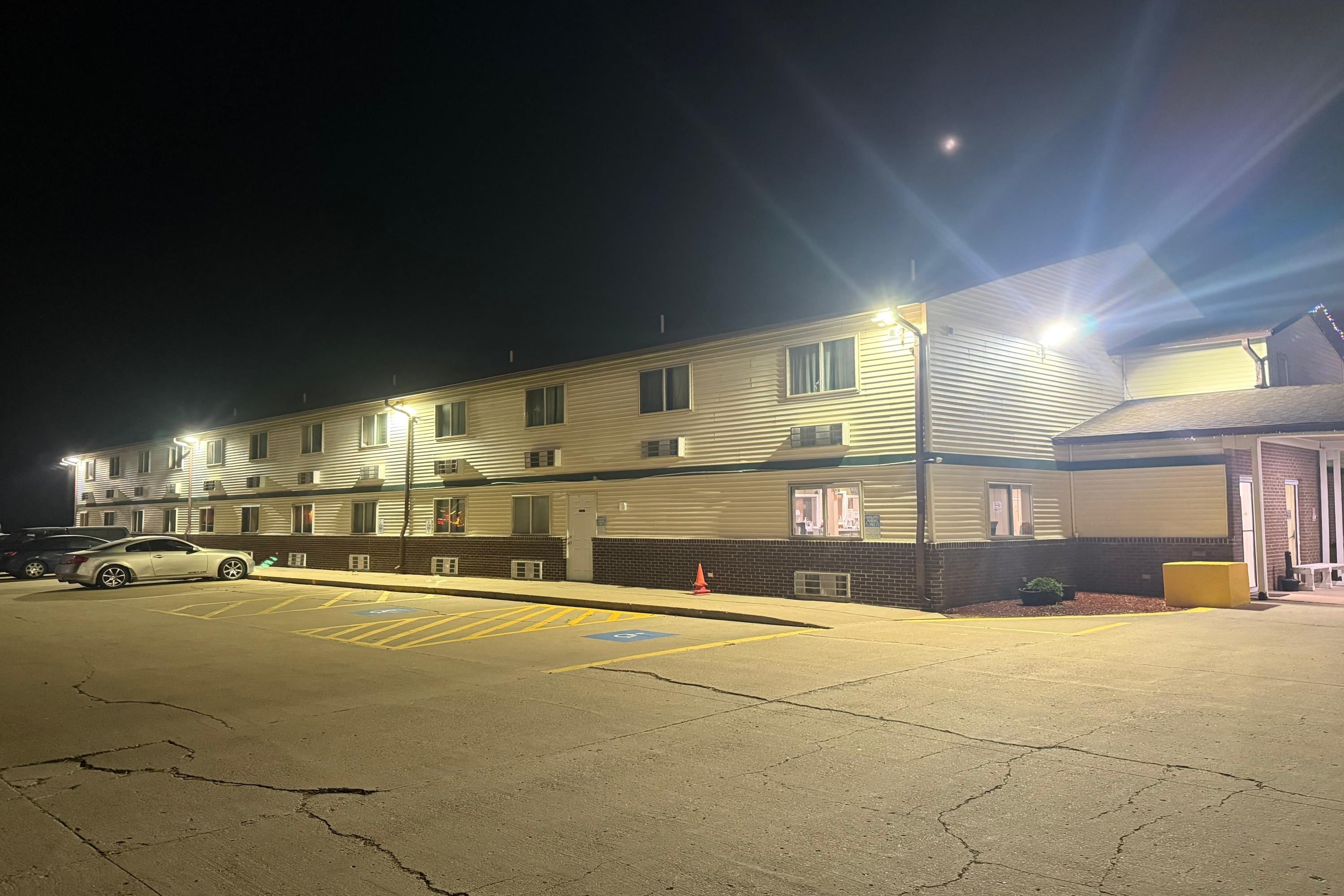 Exterior of Super 8 by Wyndham Mendota I-39 hotel in Mendota, Illinois