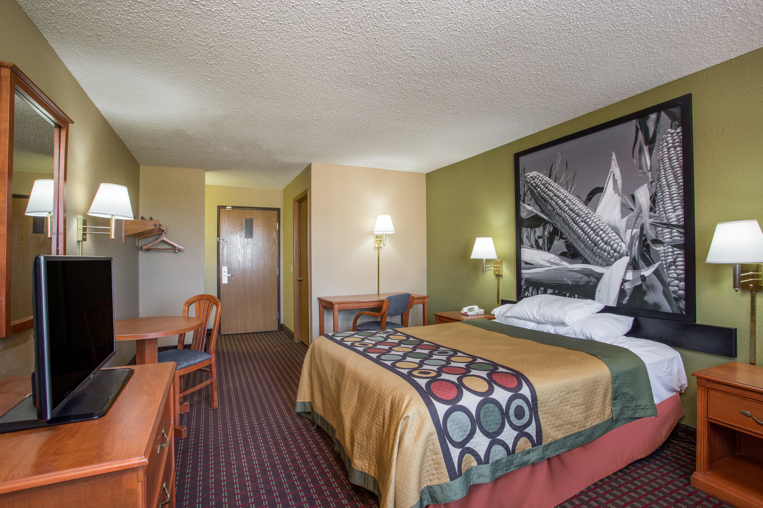 Guest room at the Super 8 by Wyndham Mendota I-39 in Mendota, Illinois