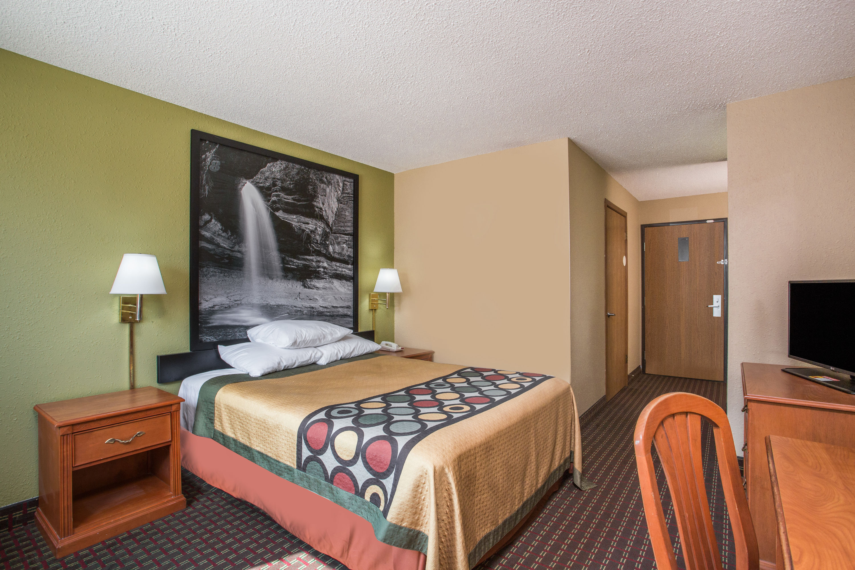 Guest room at the Super 8 by Wyndham Mendota I-39 in Mendota, Illinois