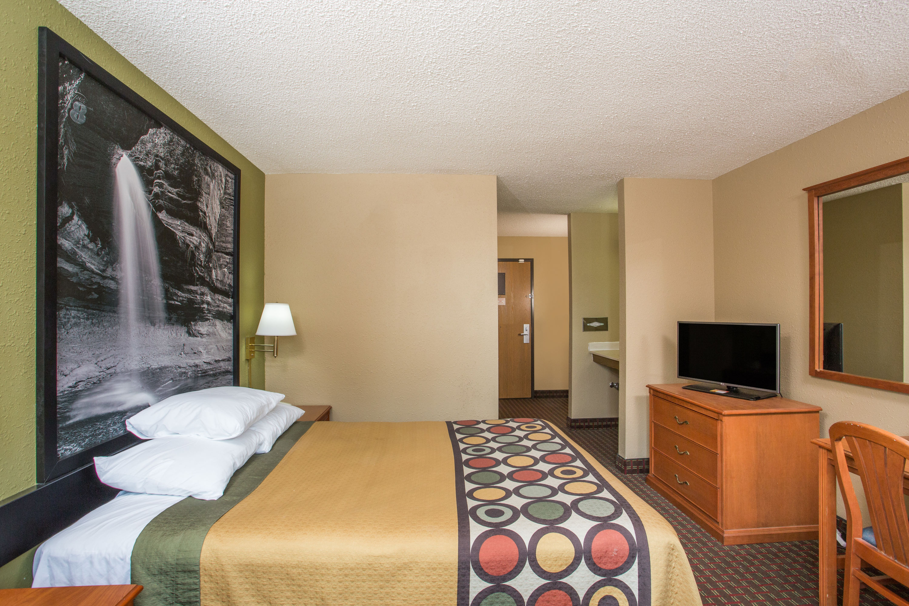 Guest room at the Super 8 by Wyndham Mendota I-39 in Mendota, Illinois