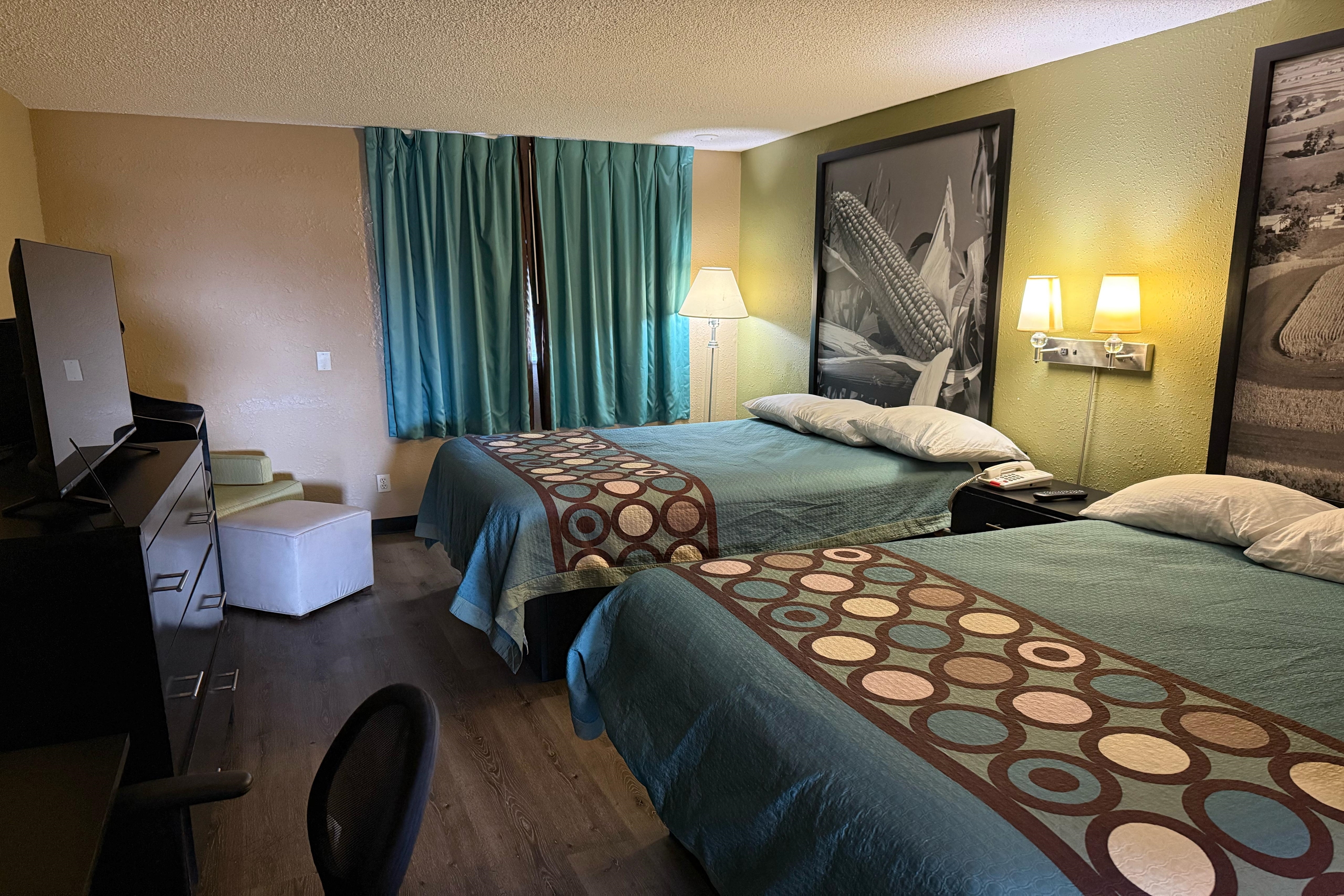 Guest room at the Super 8 by Wyndham Mendota I-39 in Mendota, Illinois