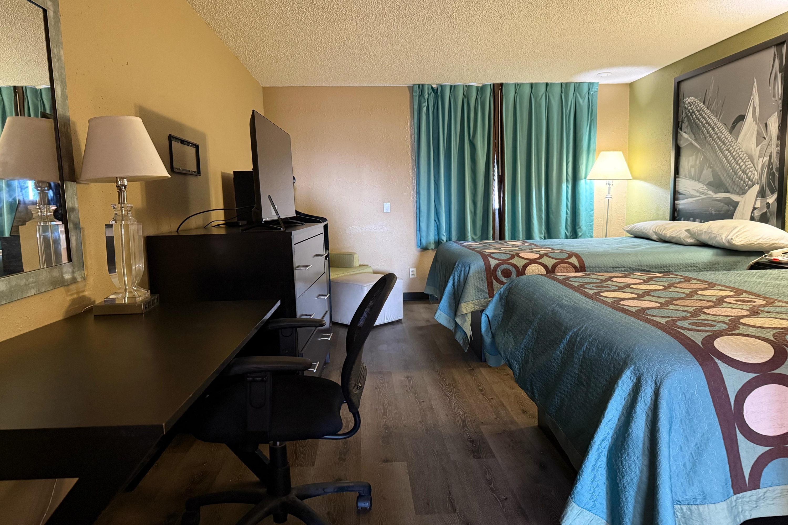 Guest room at the Super 8 by Wyndham Mendota I-39 in Mendota, Illinois