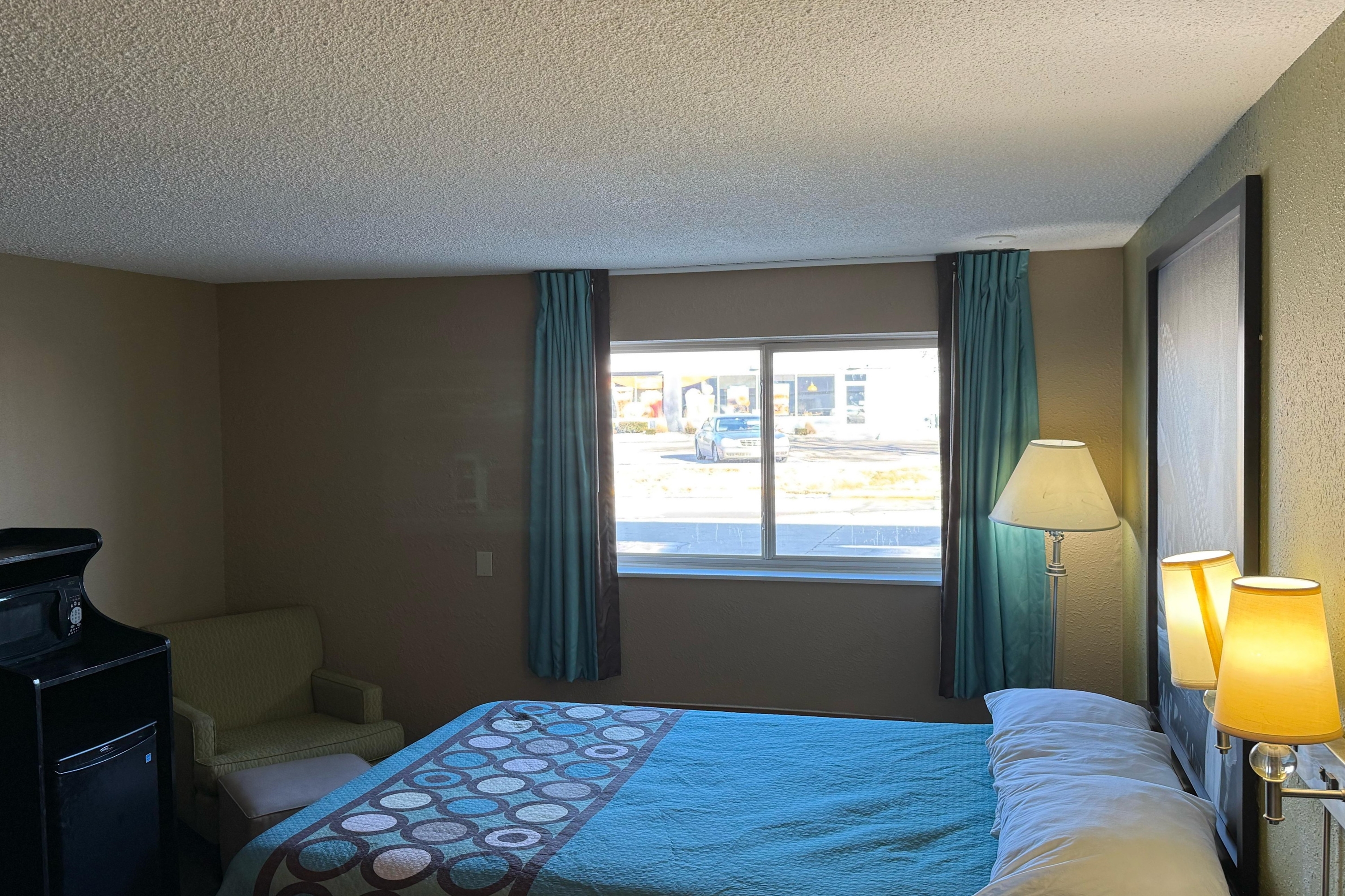 Guest room at the Super 8 by Wyndham Mendota I-39 in Mendota, Illinois
