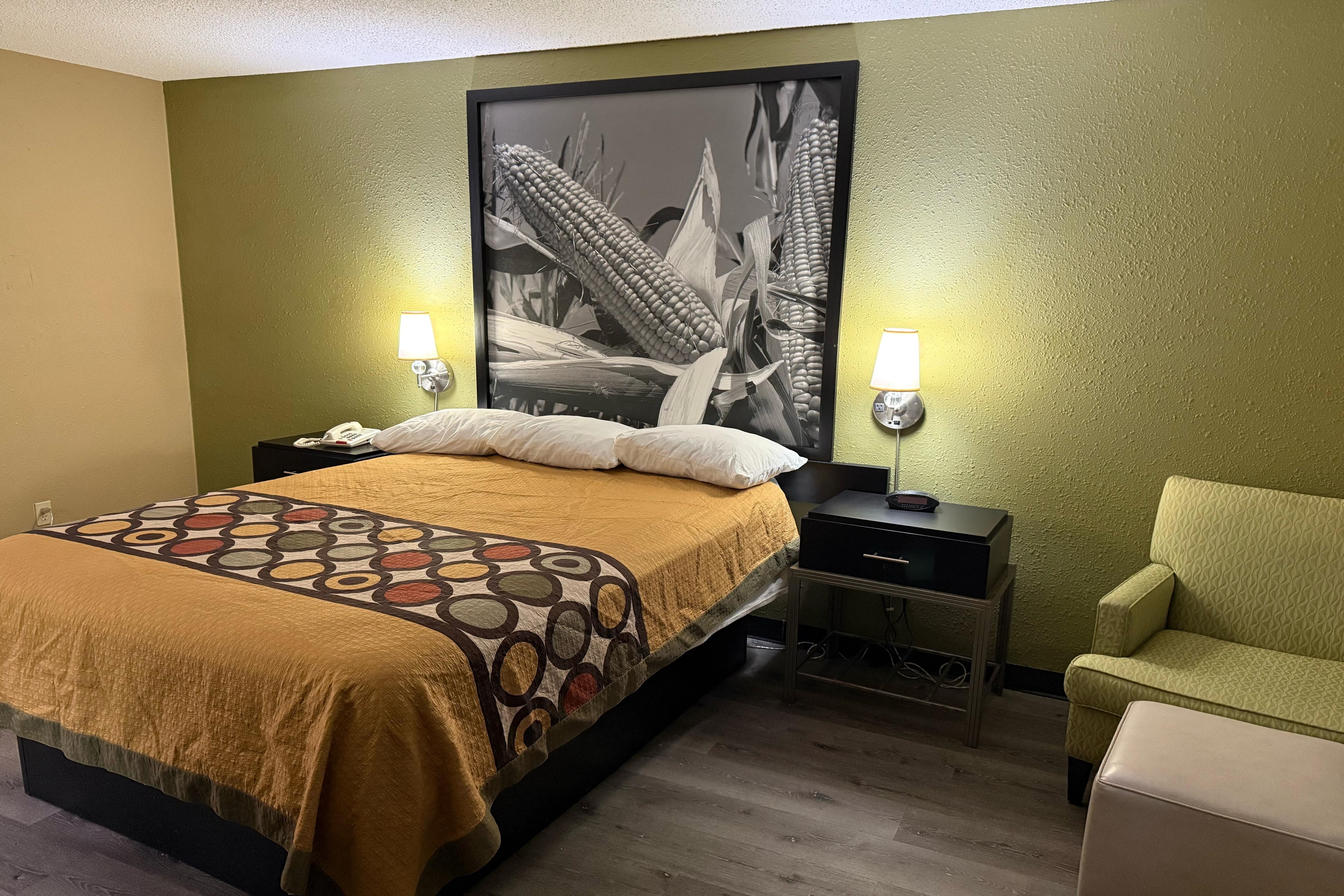 Guest room at the Super 8 by Wyndham Mendota I-39 in Mendota, Illinois