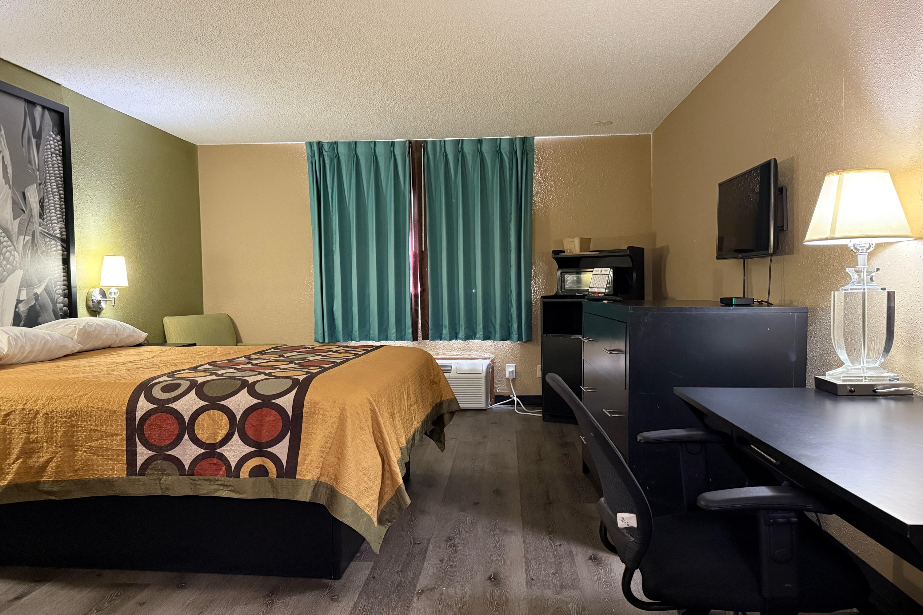 Guest room at the Super 8 by Wyndham Mendota I-39 in Mendota, Illinois