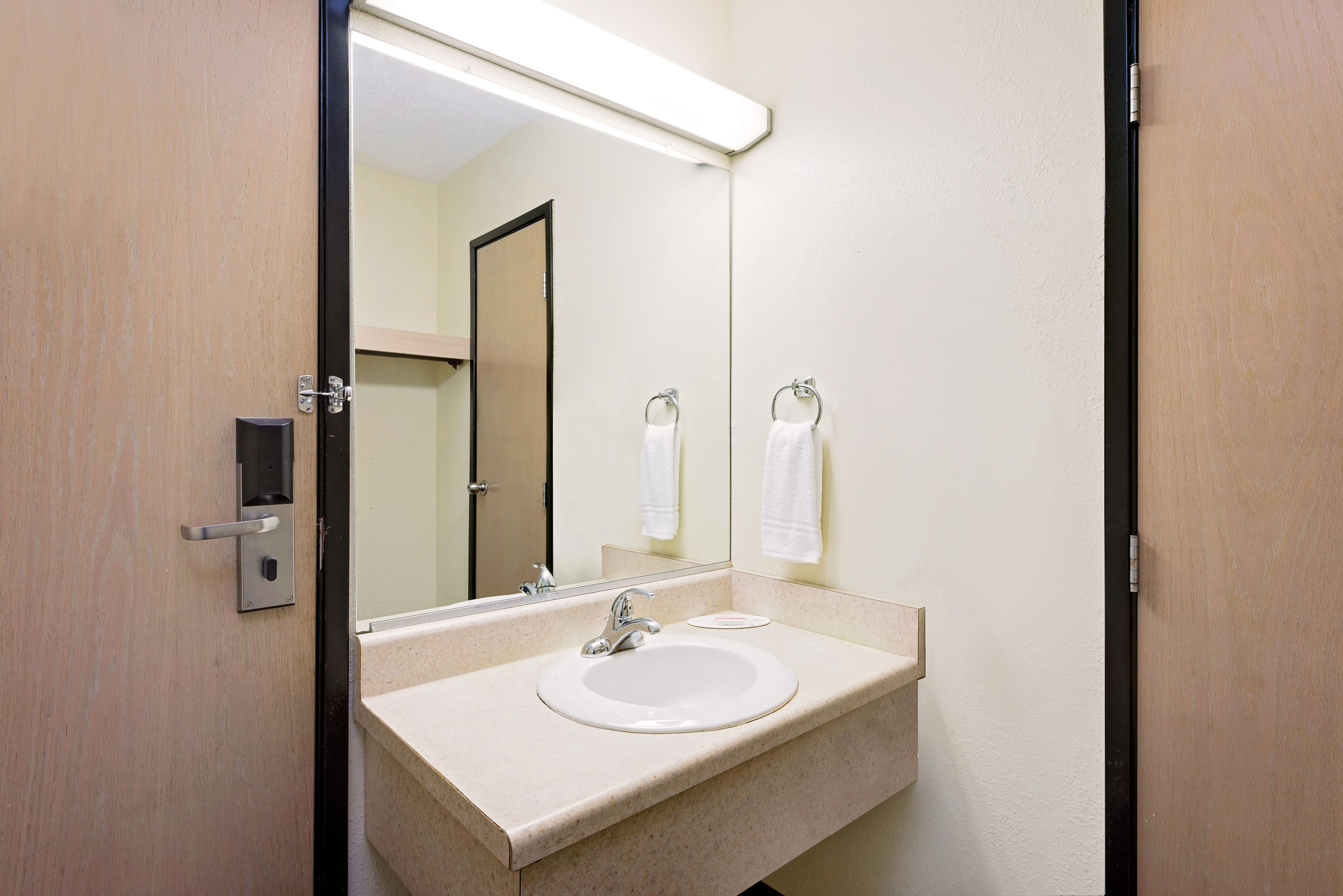 Guest room bath at the Super 8 by Wyndham Metropolis in Metropolis, Illinois