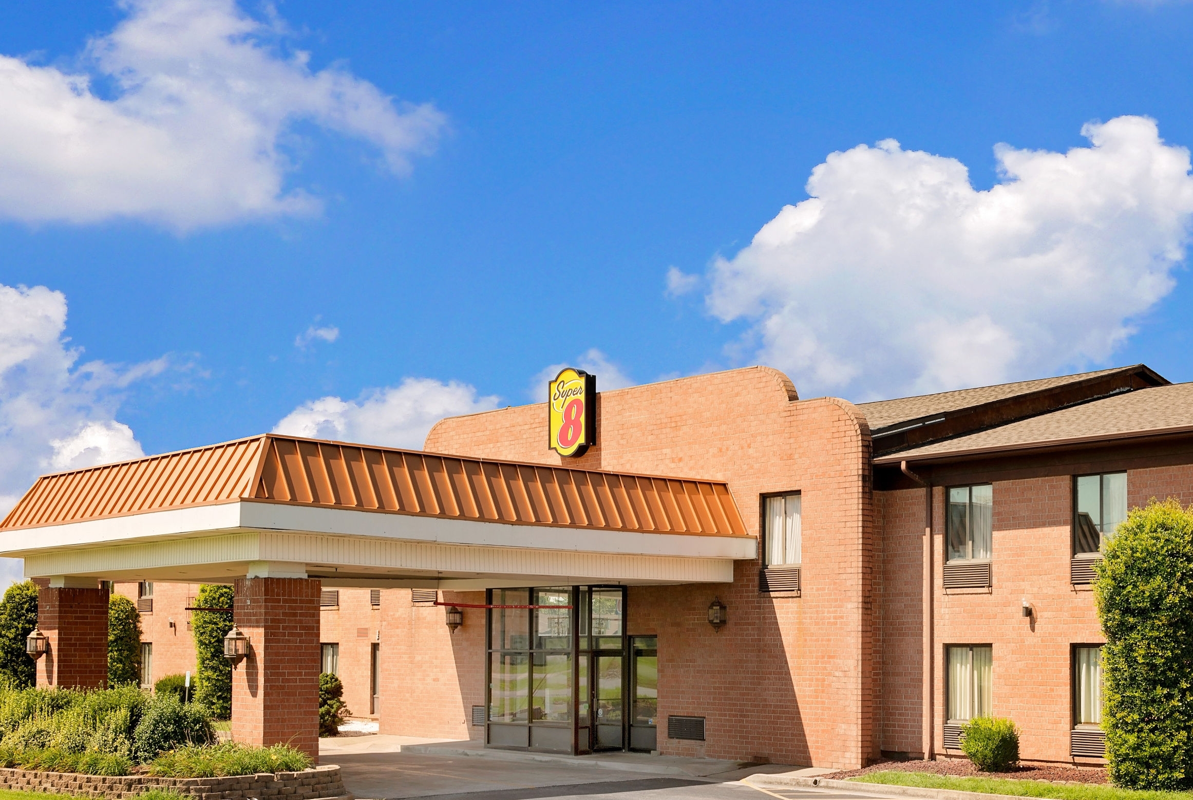 Exterior Day Image of Super 8 by Wyndham Metropolis hotel in Metropolis, Illinois