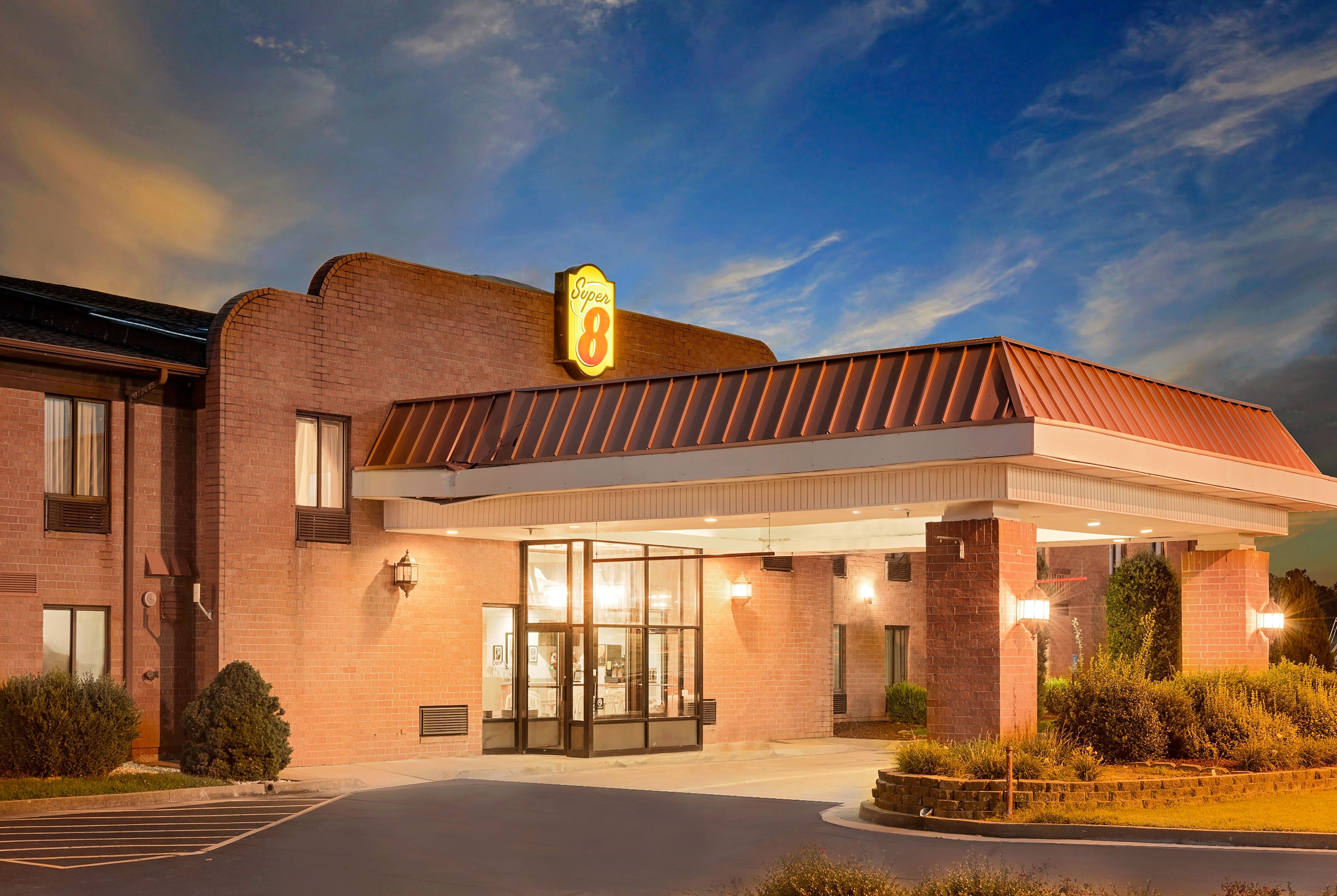 Exterior Dusk Image of Super 8 by Wyndham Metropolis hotel in Metropolis, Illinois