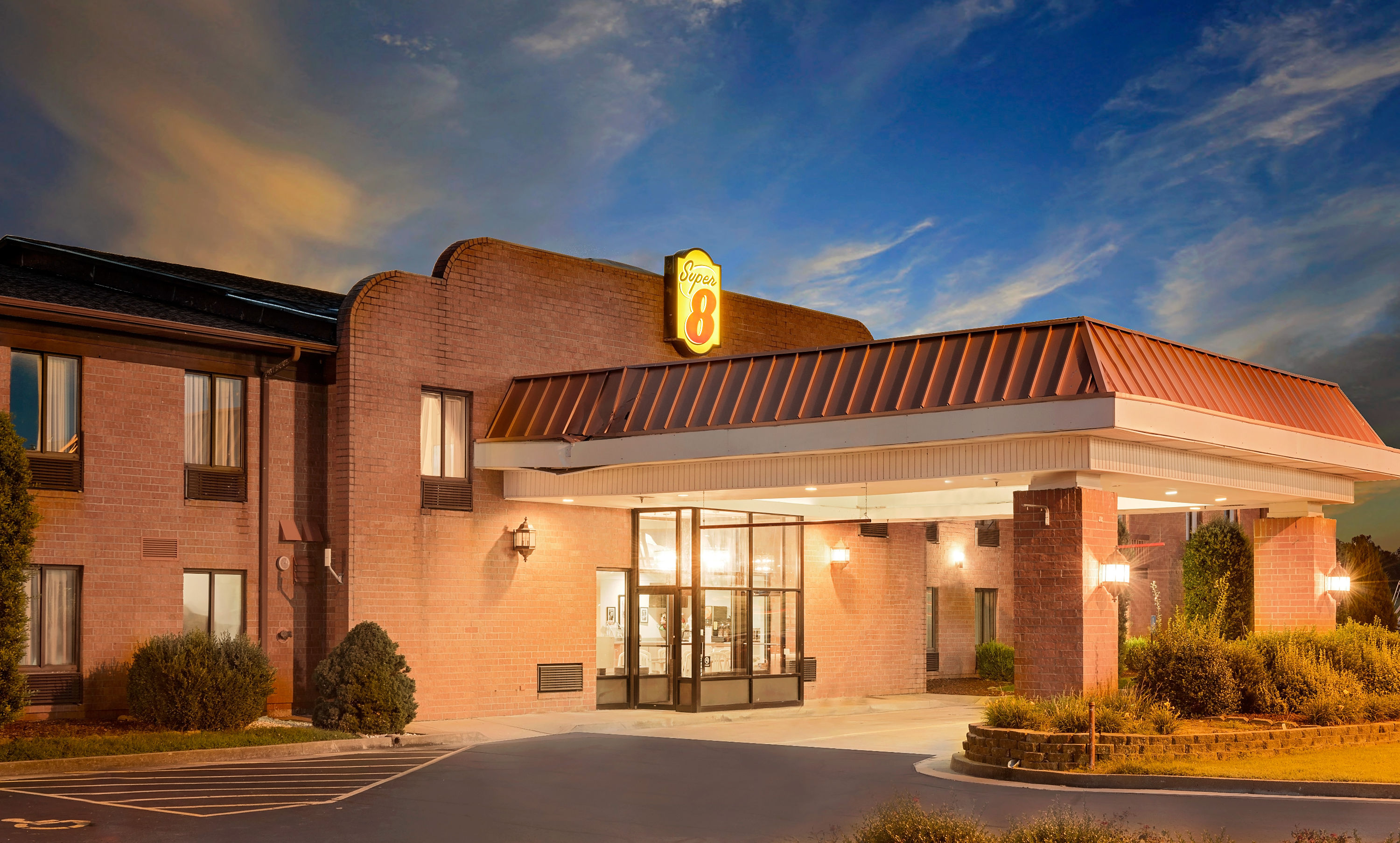 Exterior Dusk Image of Super 8 by Wyndham Metropolis hotel in Metropolis, Illinois