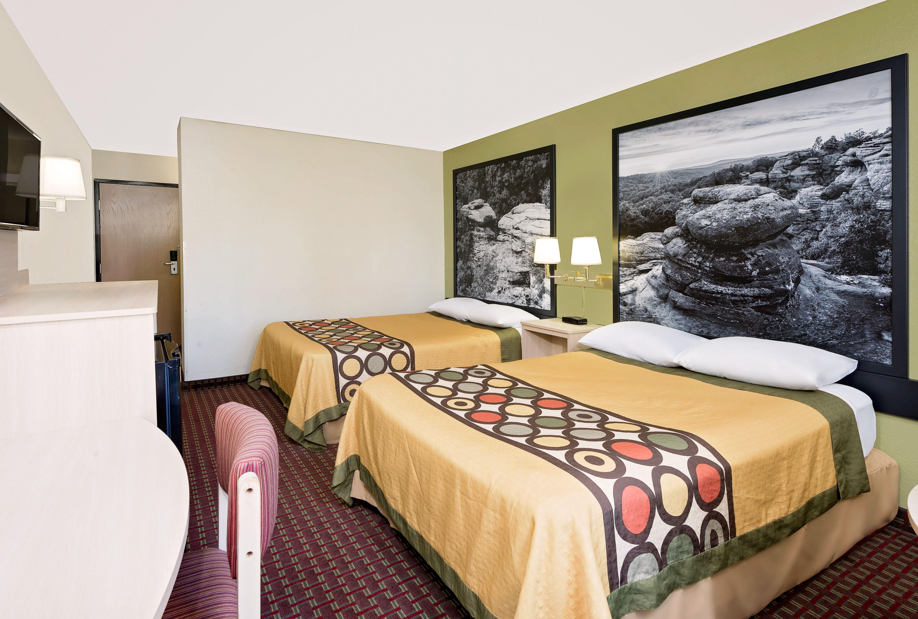 Guest room at the Super 8 by Wyndham Metropolis in Metropolis, Illinois