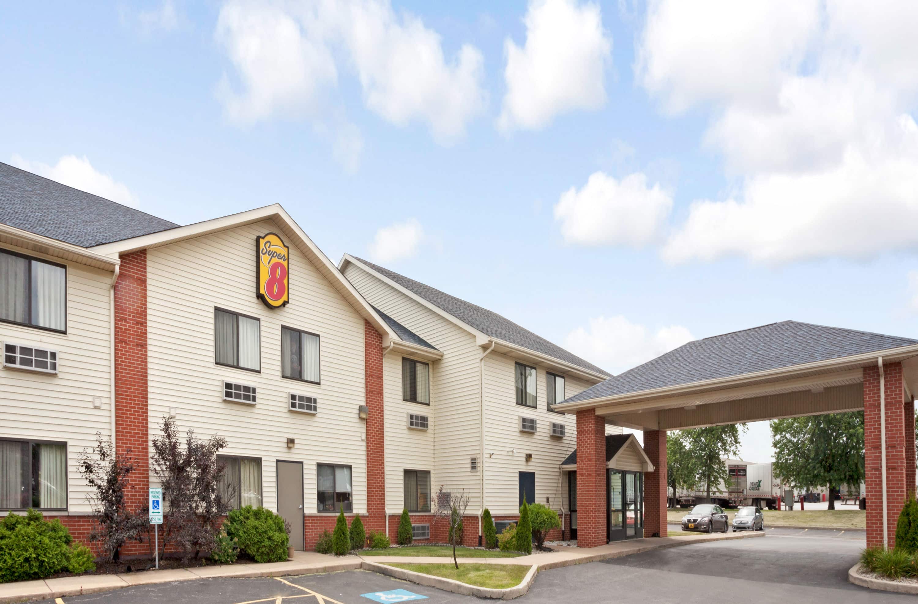 Super 8 by Wyndham Monee in Monee, United States
