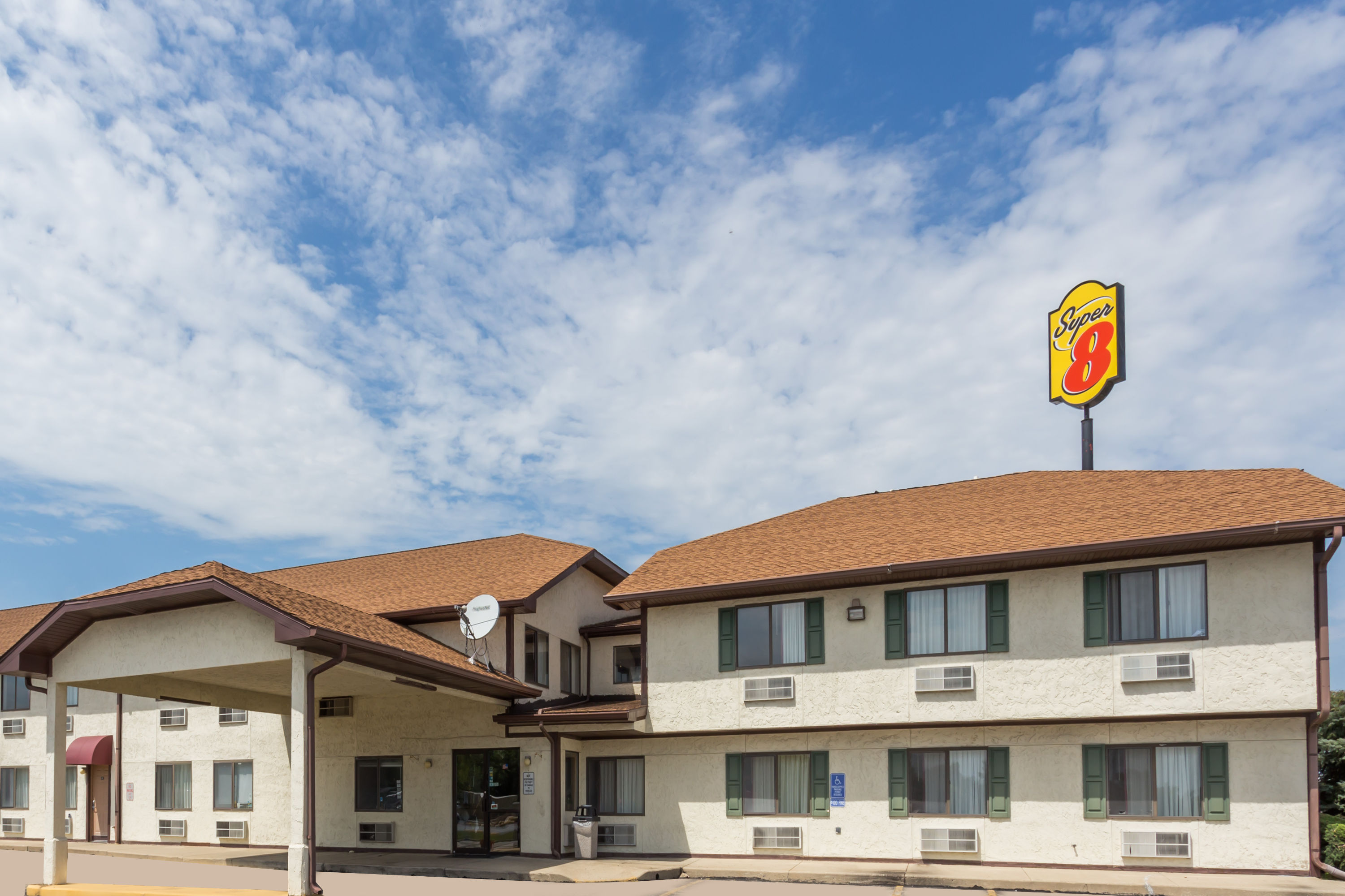 Exterior of Super 8 by Wyndham Morris hotel in Morris, Illinois