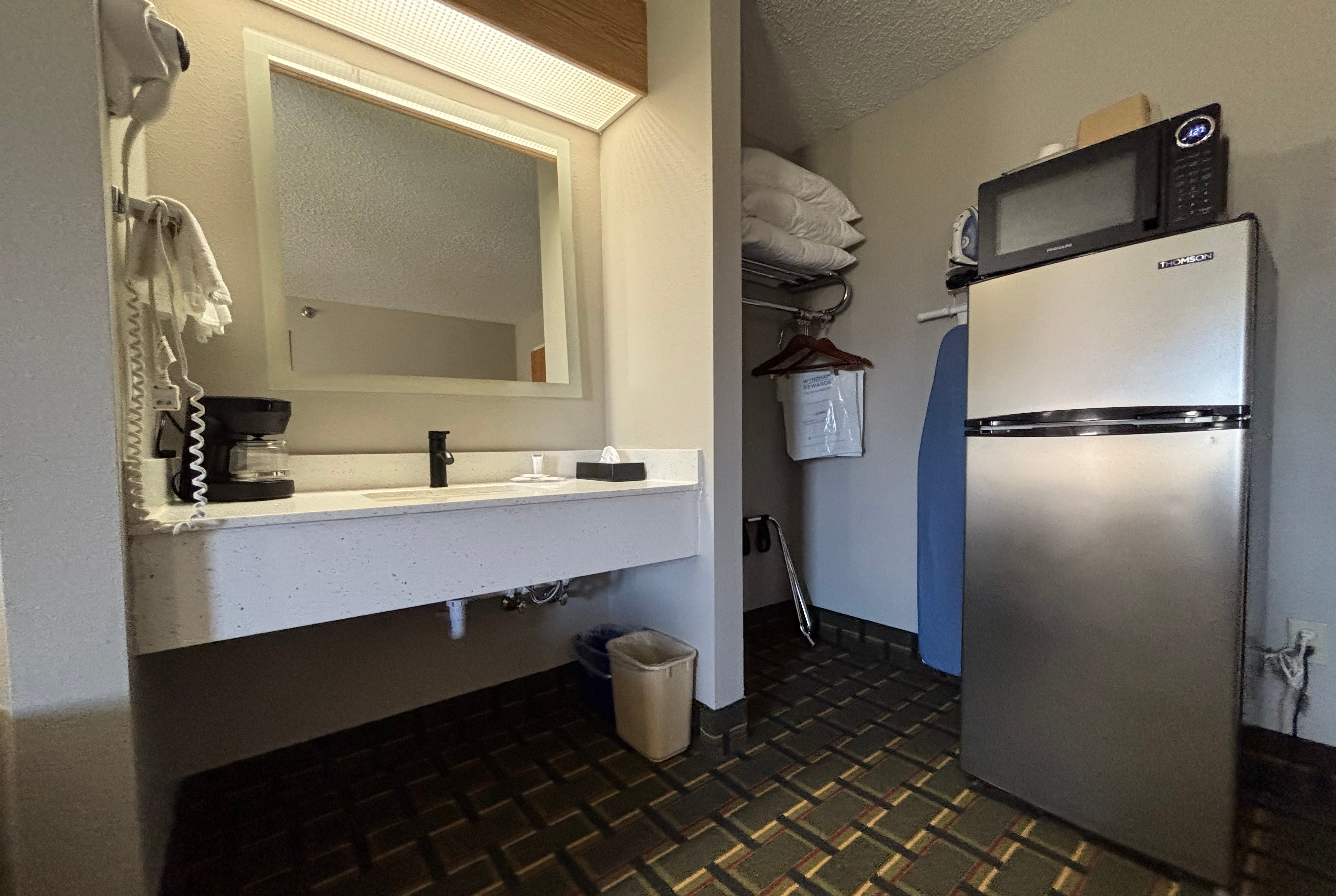 Super 8 by Wyndham Mt. Carmel IL suite in Mount Carmel, Illinois