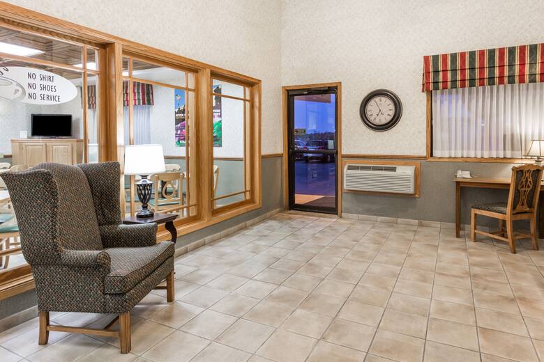 Super 8 Ottawa Starved Rock hotel lobby in Ottawa, Illinois