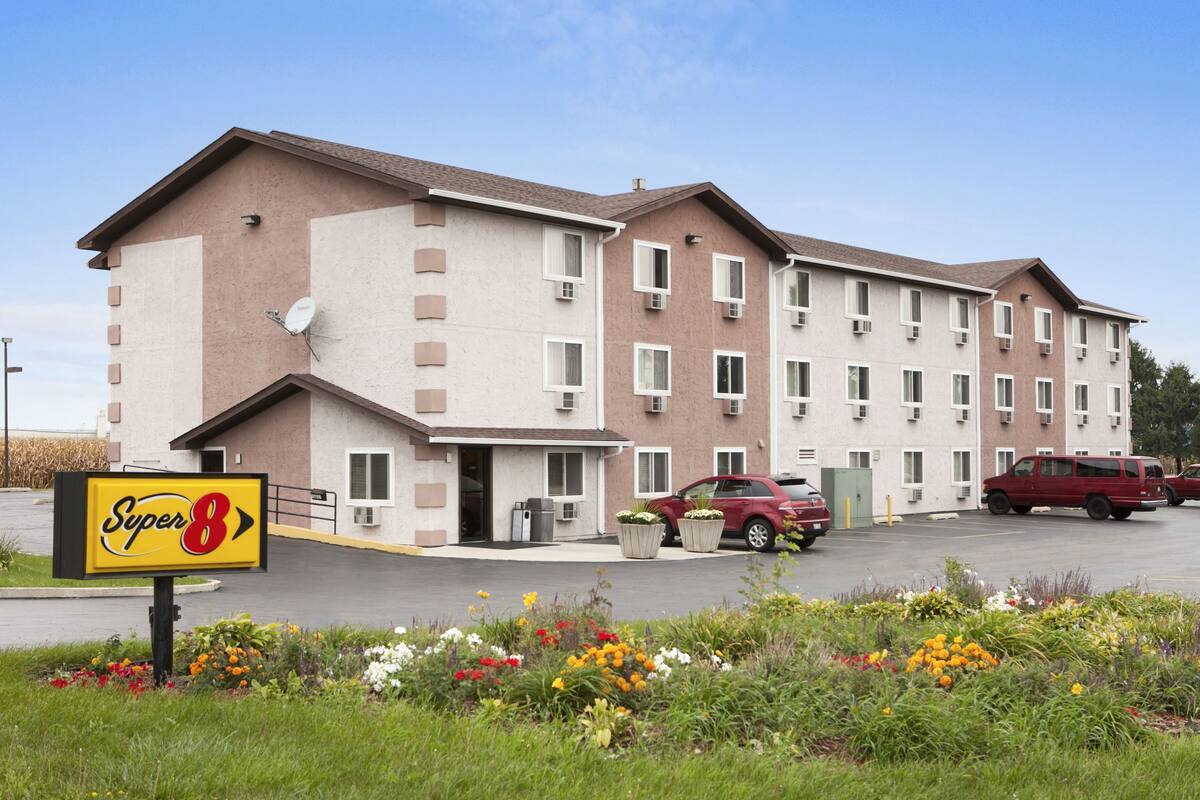 Super 8 Peru Starved Rock State Park Hotels Il 61354 9614 Exterior Of Super 8 Peru Starved Rock State Park Hotel In Illinois