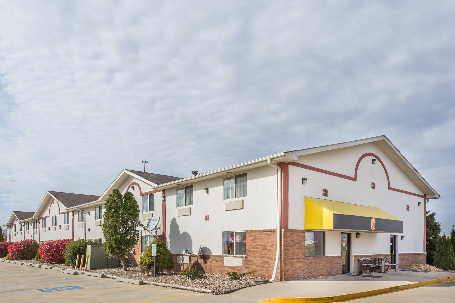 Exterior of Super 8 Pontiac hotel in Pontiac, Illinois Exterior of Super 8 Pontiac hotel in Pontiac, Illinois
