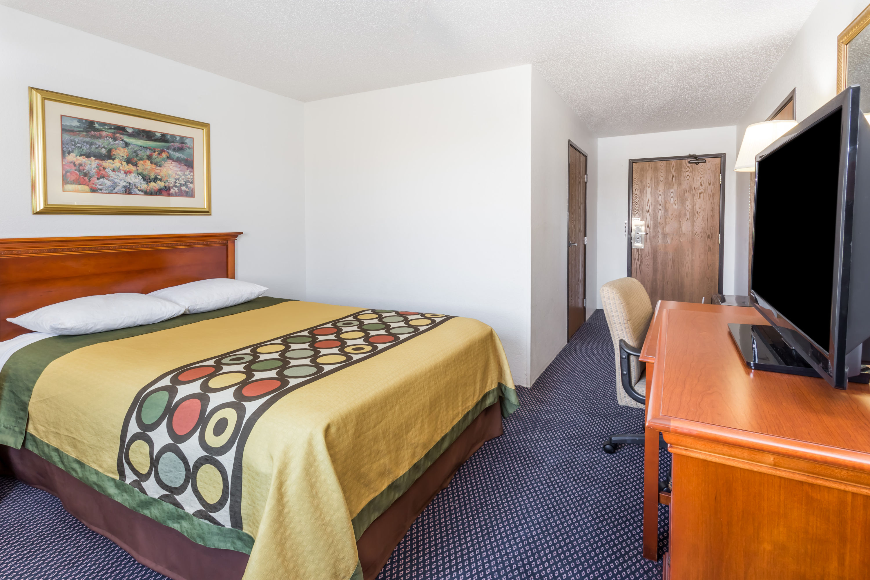 Guest room at the Super 8 by Wyndham Pontiac in Pontiac, Illinois