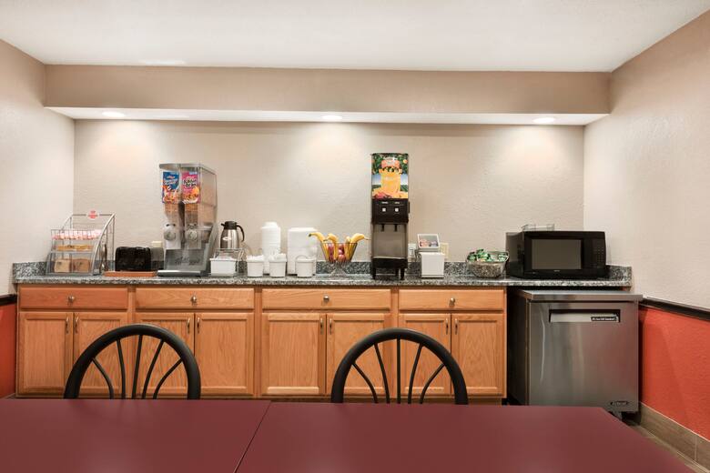 Super 8 By Wyndham Rantoul Hotels Il 61866 2100 Super 8 By Wyndham Rantoul Restaurant In Illinois