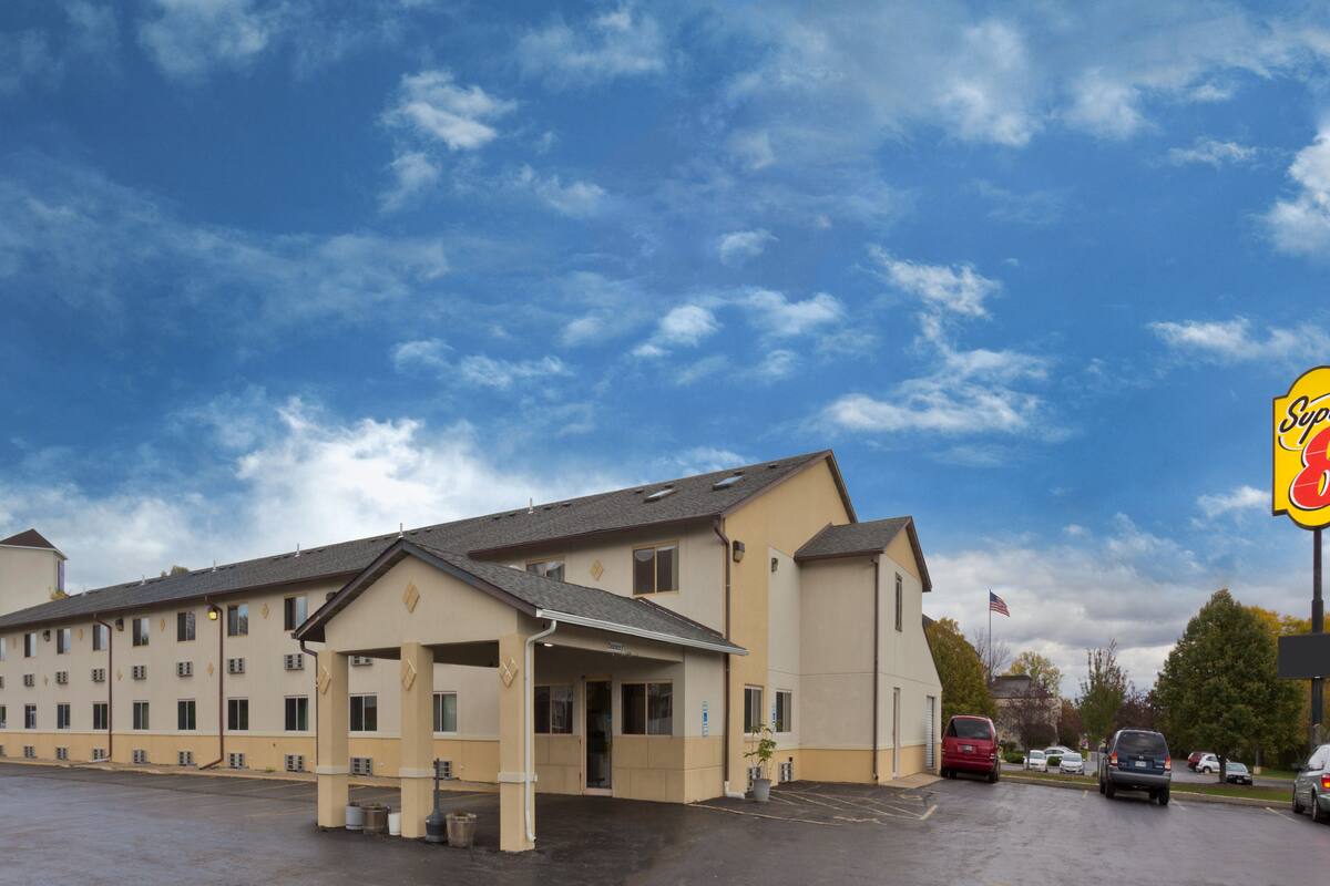 Super 8 Rockford Hotels Il 61107 5811 Exterior Of Super 8 Rockford Hotel In Illinois