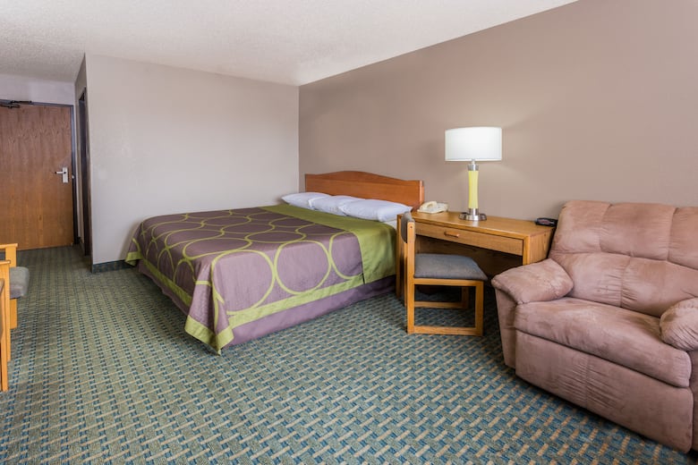 Super 8 St Charles Saint Hotels Il 60174 2327 Guest Room At The Super 8 St Charles In Saint Illinois