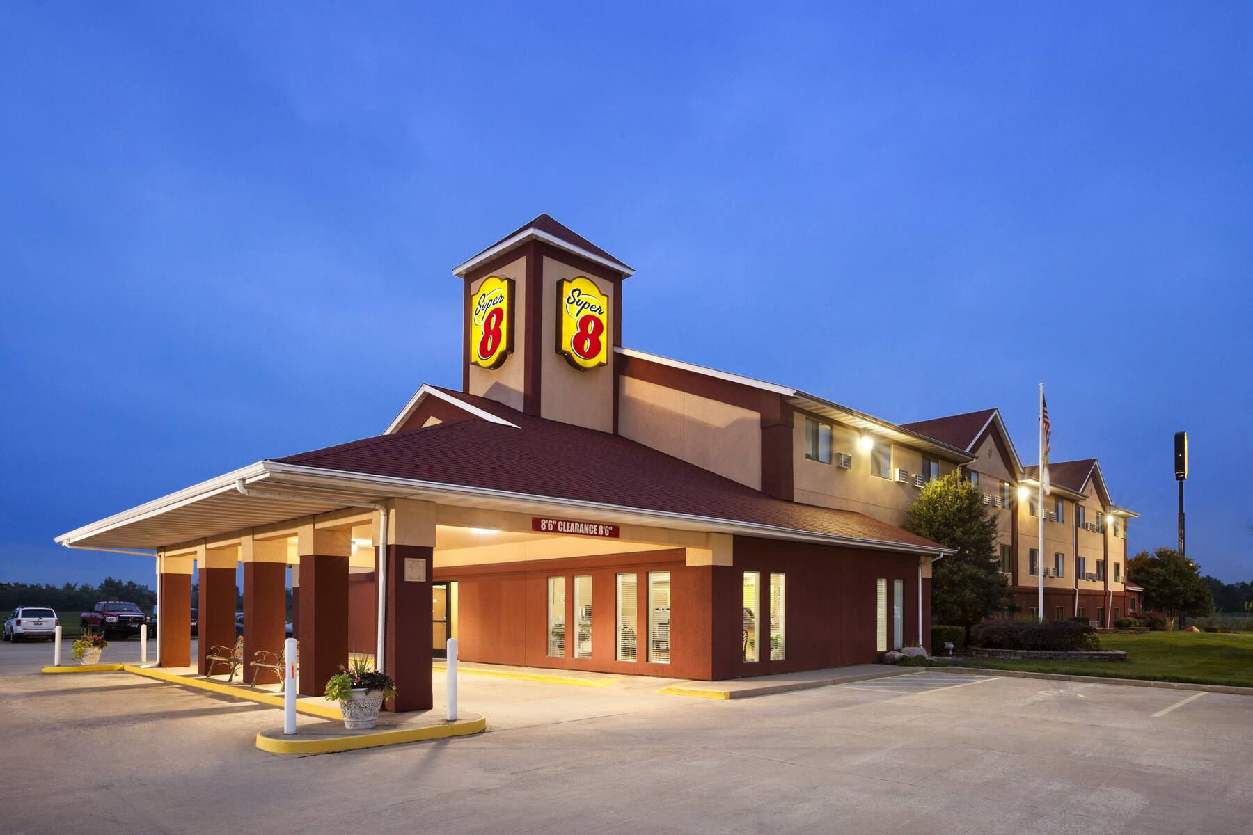 Exterior of Super 8 Salem hotel in Salem, Illinois Exterior of Super 8 Salem hotel in Salem, Illinois