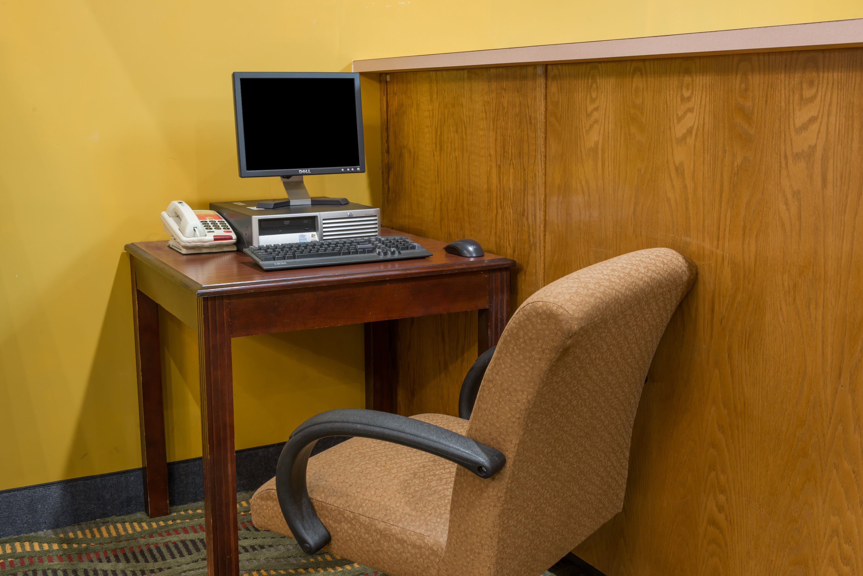 Super 8 by Wyndham Staunton business center in Staunton, Illinois