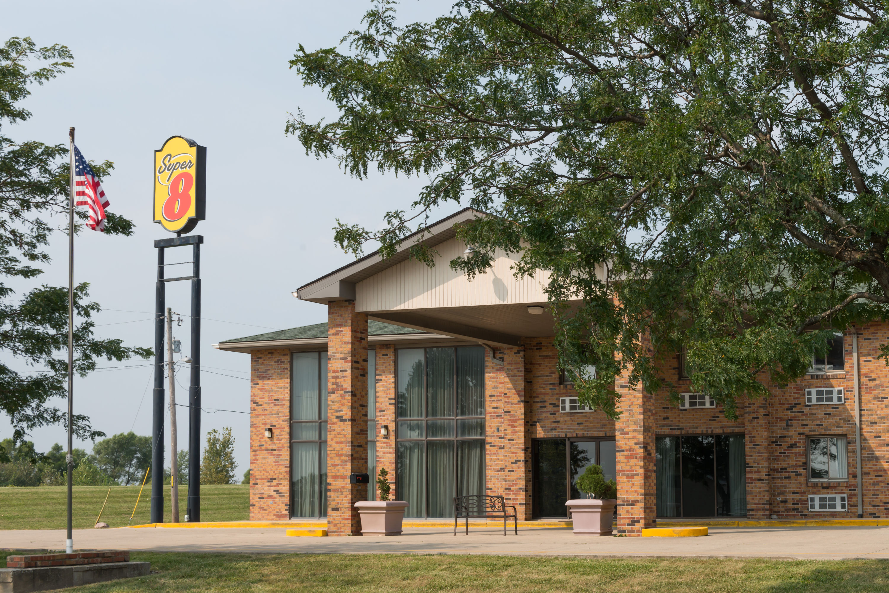 Exterior of Super 8 by Wyndham Staunton hotel in Staunton, Illinois