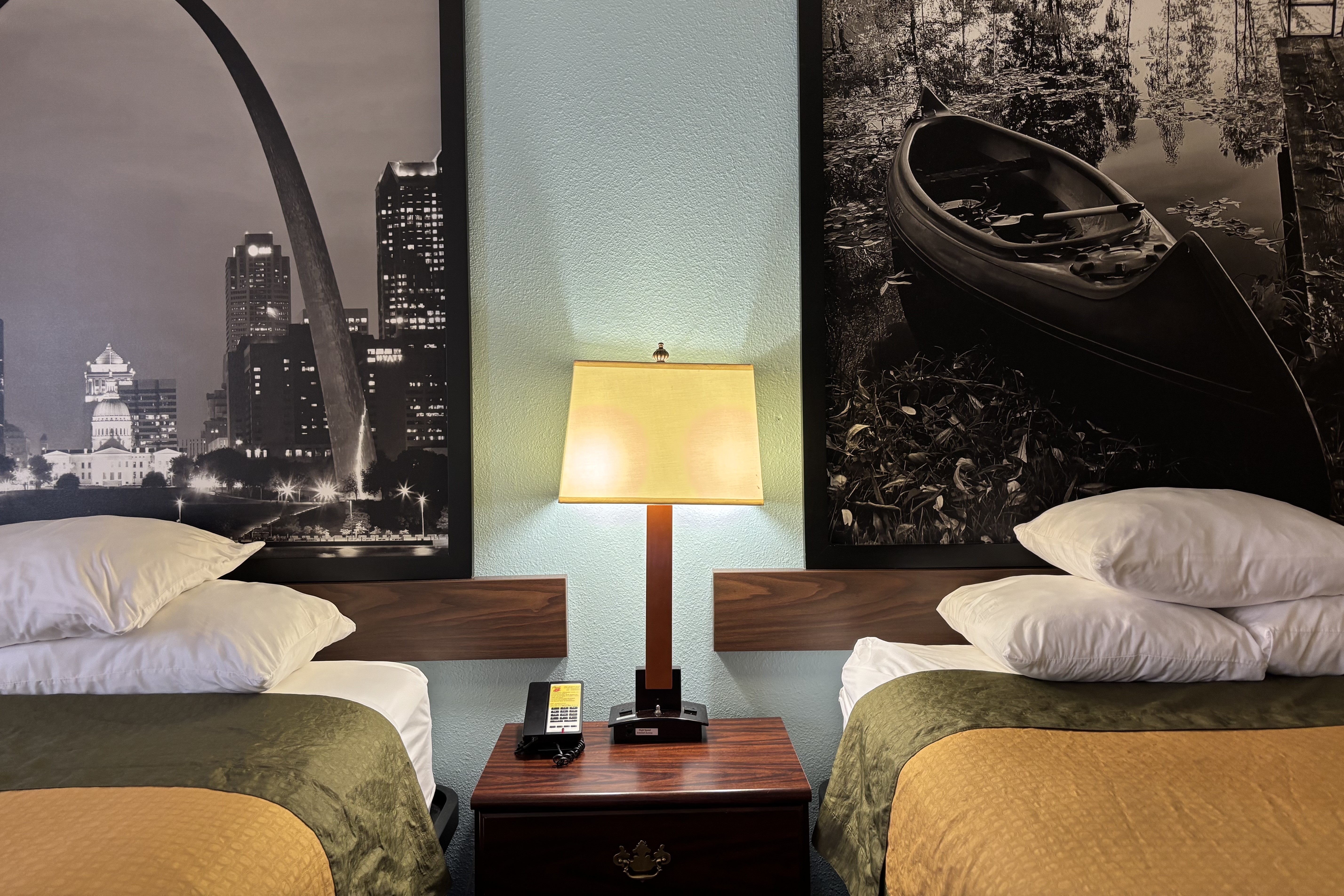 Guest room at the Super 8 by Wyndham Staunton in Staunton, Illinois