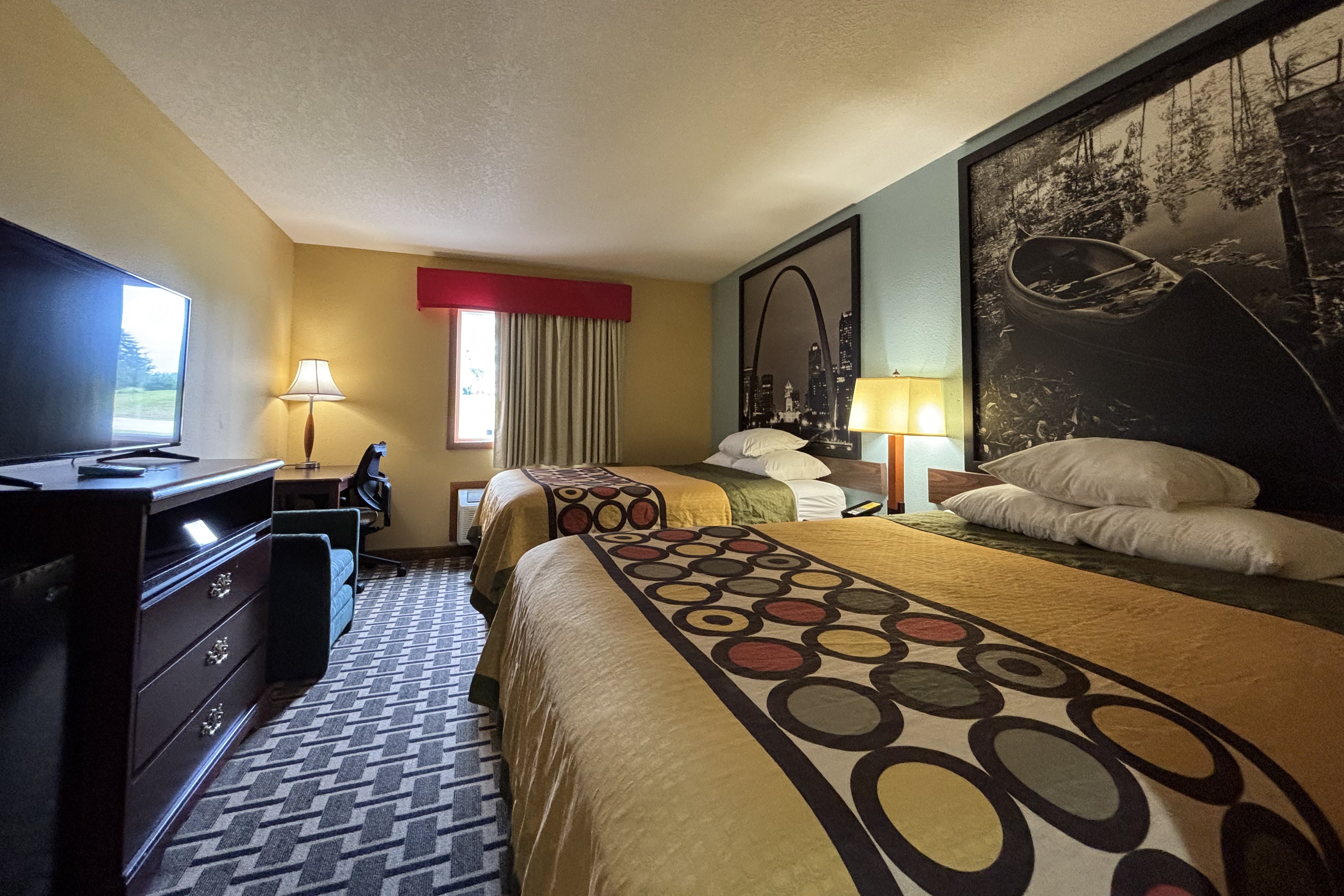 Guest room at the Super 8 by Wyndham Staunton in Staunton, Illinois