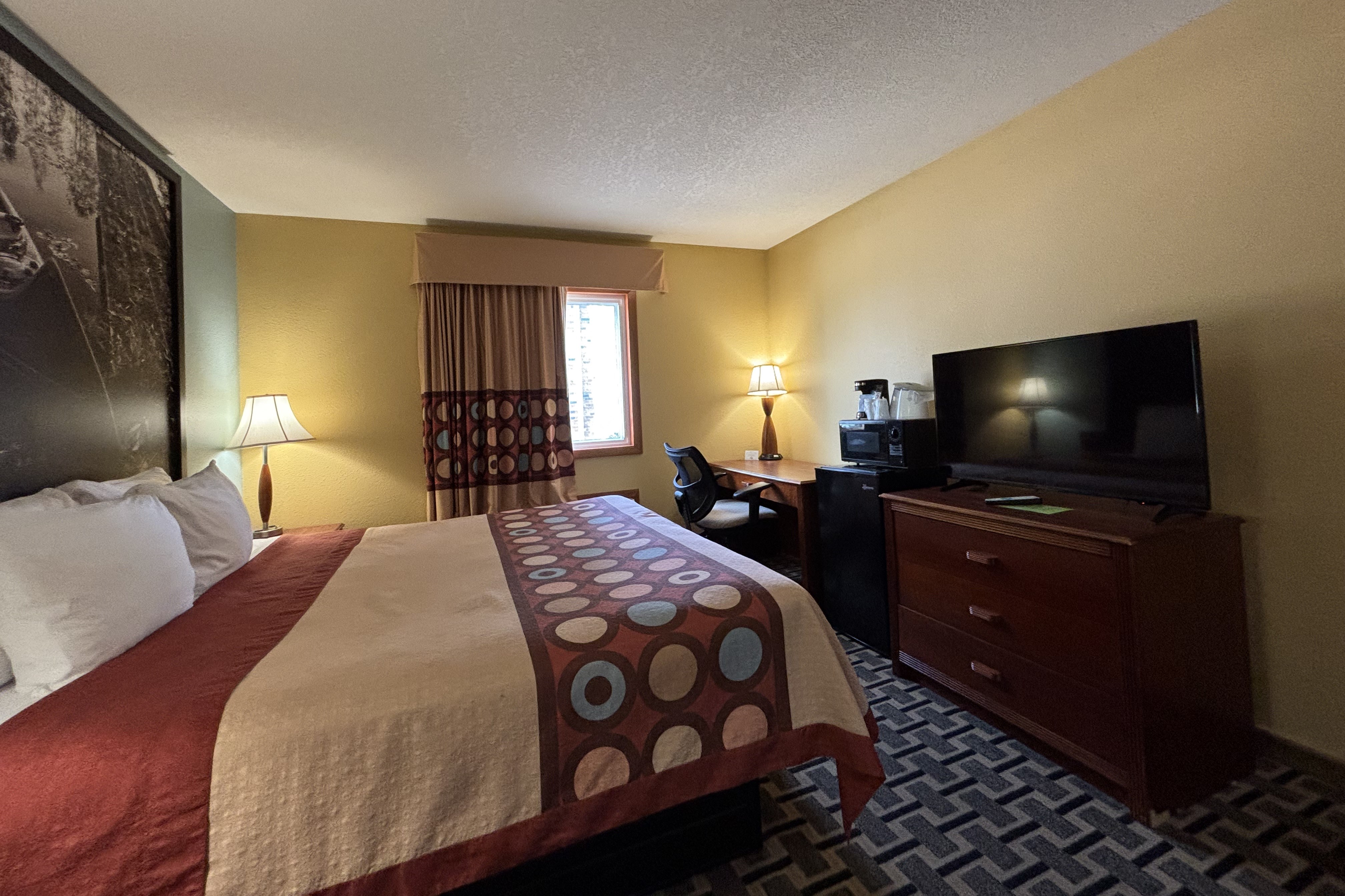 Guest room at the Super 8 by Wyndham Staunton in Staunton, Illinois
