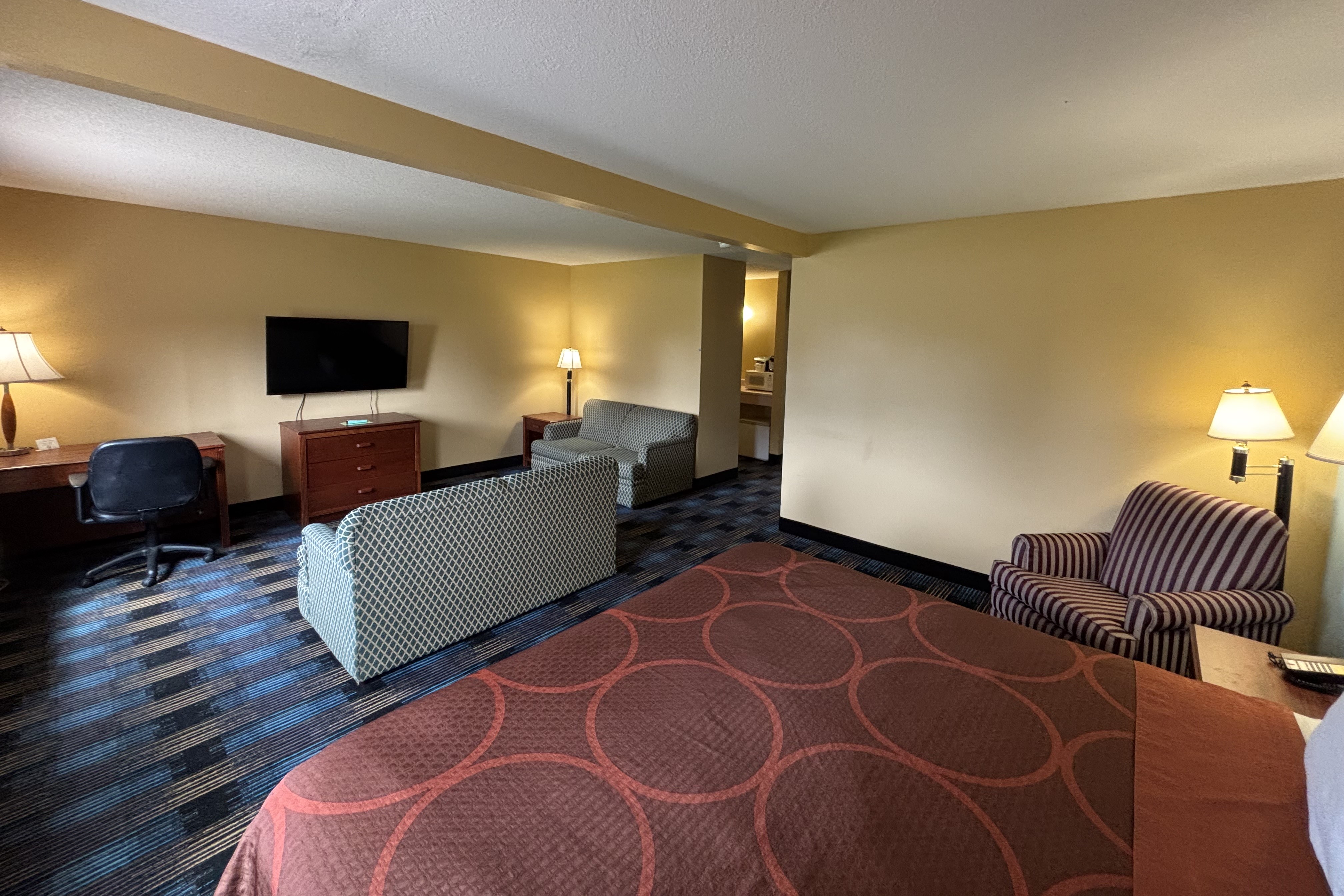 Guest room at the Super 8 by Wyndham Staunton in Staunton, Illinois