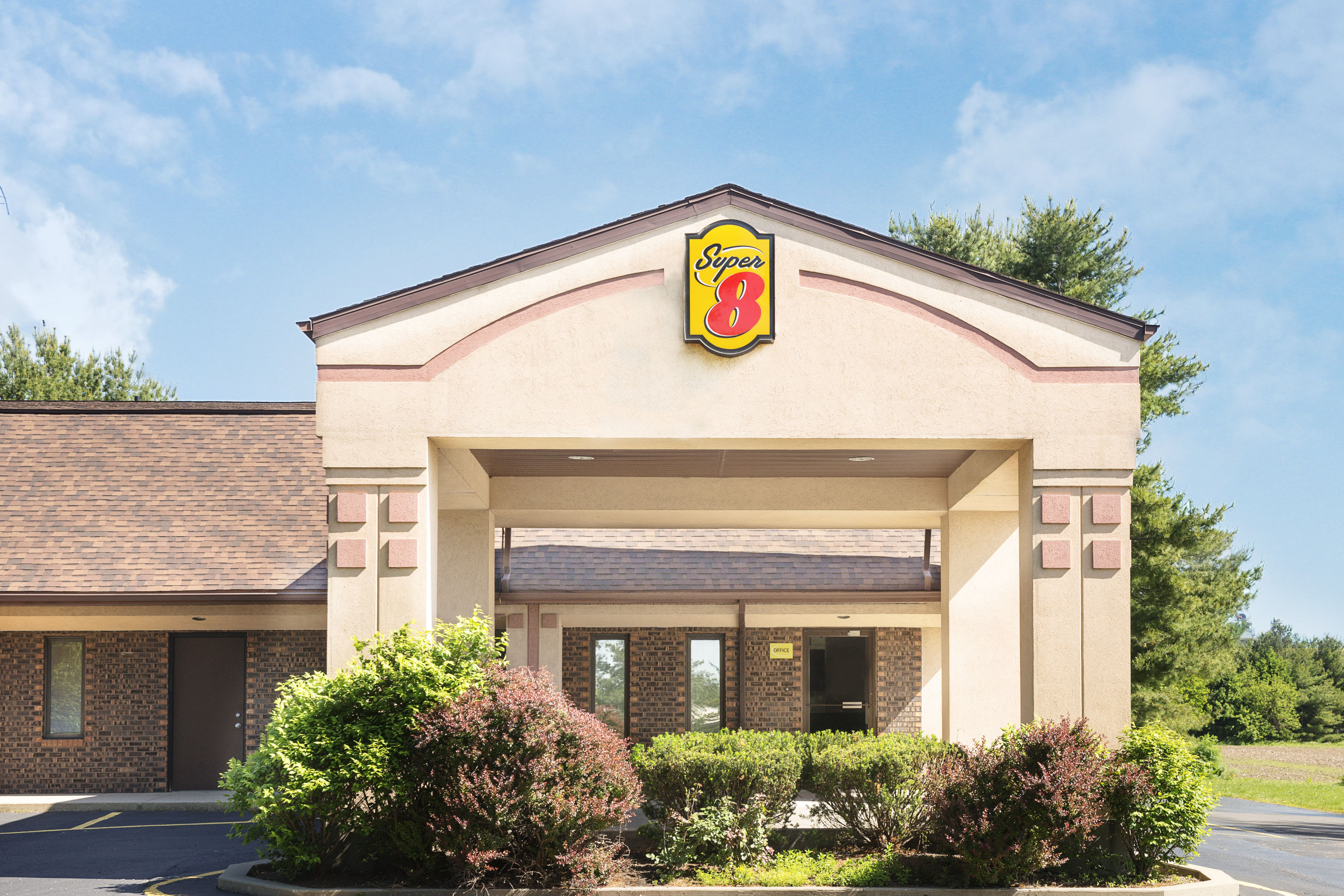 Exterior Day Image of Super 8 by Wyndham Taylorville IL hotel in Taylorville, Illinois