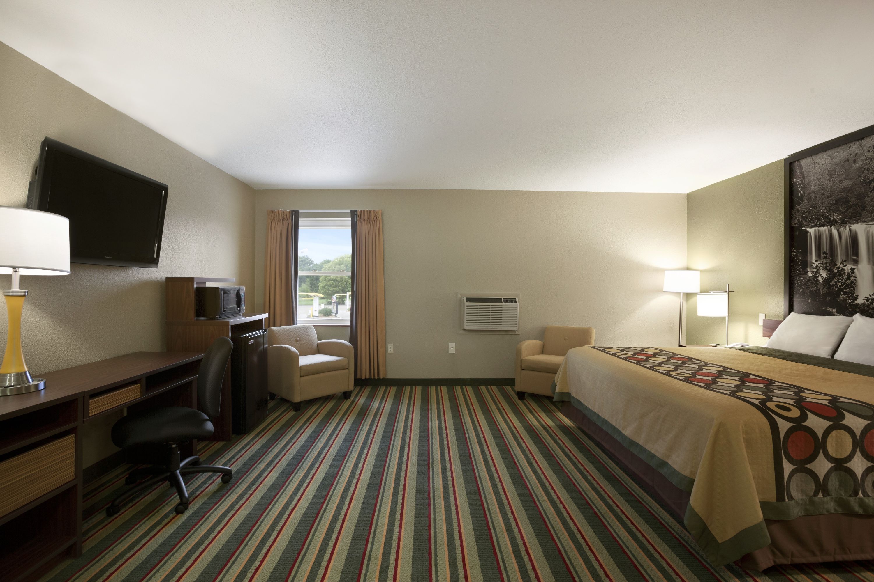 Super 8 by Wyndham Tuscola suite in Tuscola, Illinois